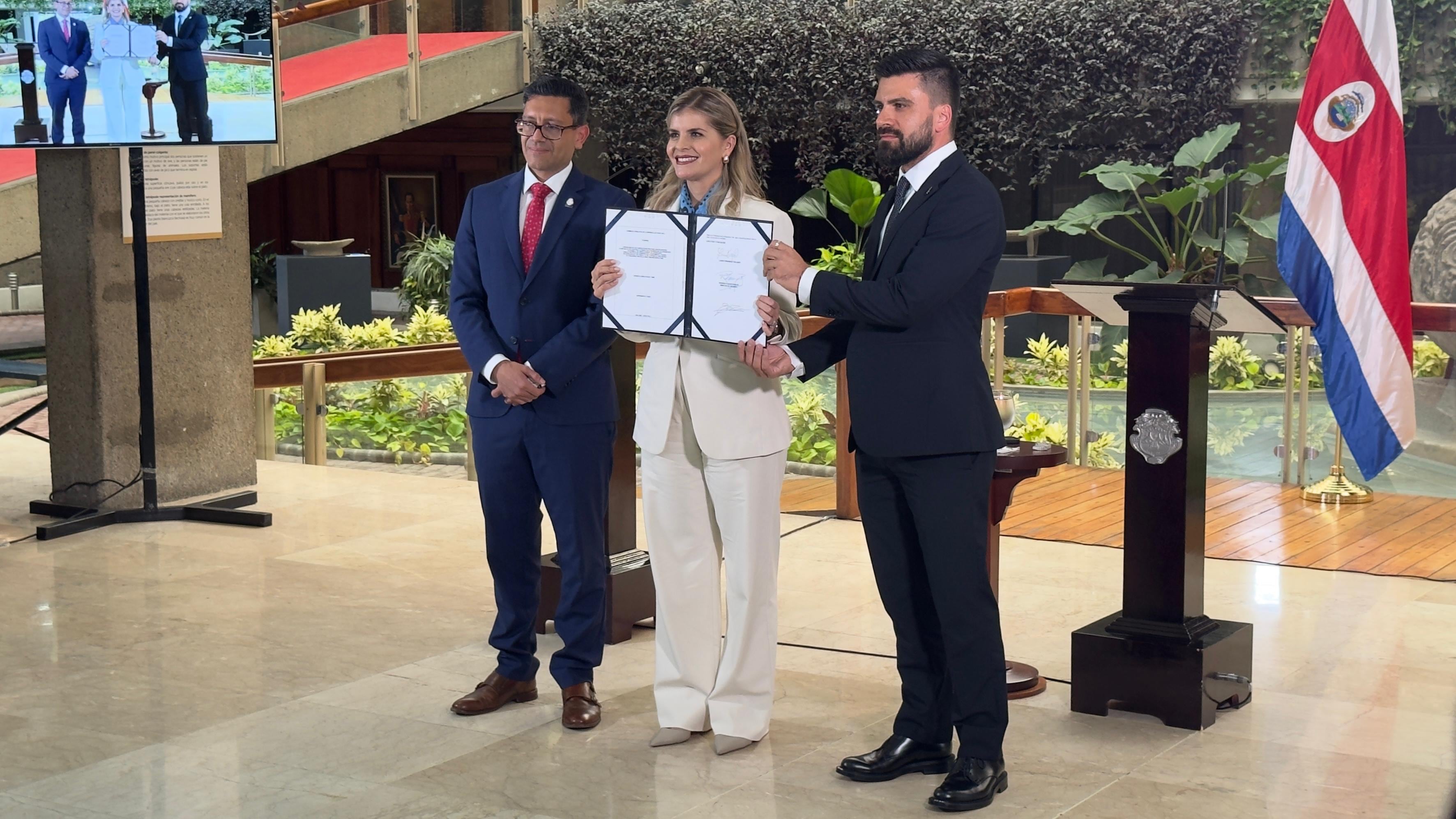 Laura Fernández firmó el decreto al inicio de la conferencia de prensa.