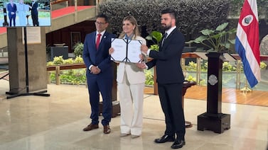 Laura Fernández firma ley de financiamiento para el tren eléctrico de $800 millones
