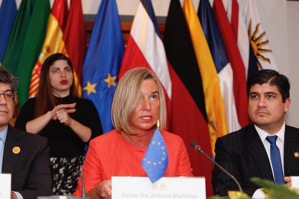 Federica Mogherini, jefa de la diplomacia europea, junto al presidente Carlos Alvarado, en San José. Foto: Albert Marín