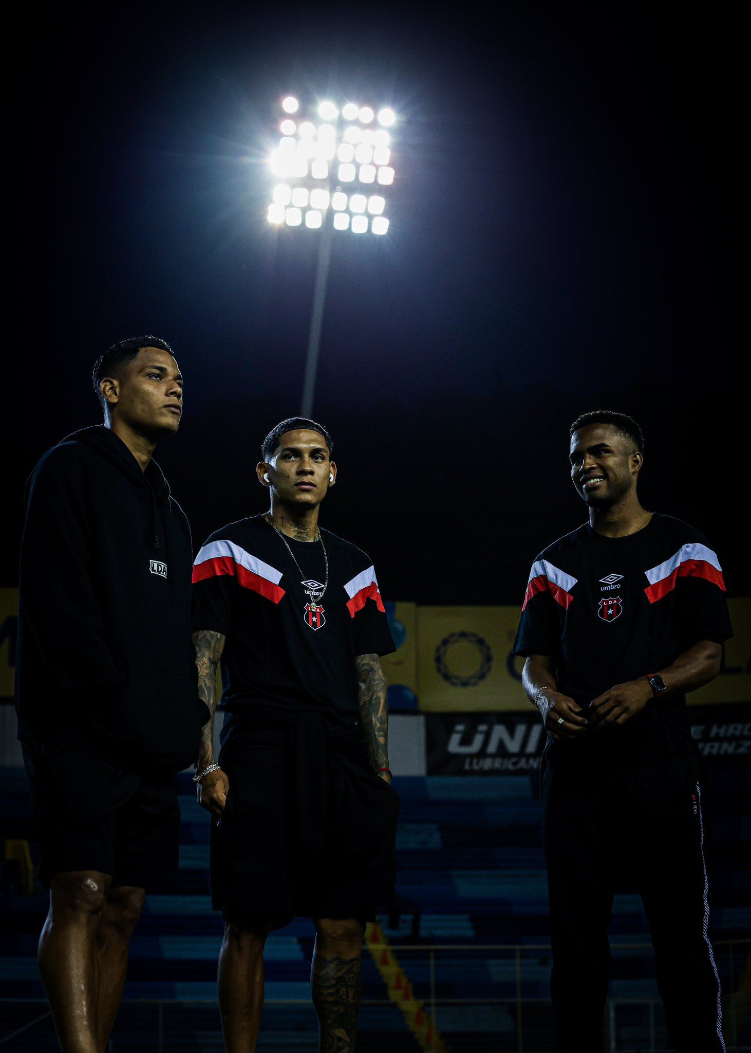 Creichel Pérez, John Paul Ruiz y Kenyel Michel hicieron contacto con el terreno de juego apenas Liga Deportiva Alajuelense llegó al Estadio Cuscatlán.