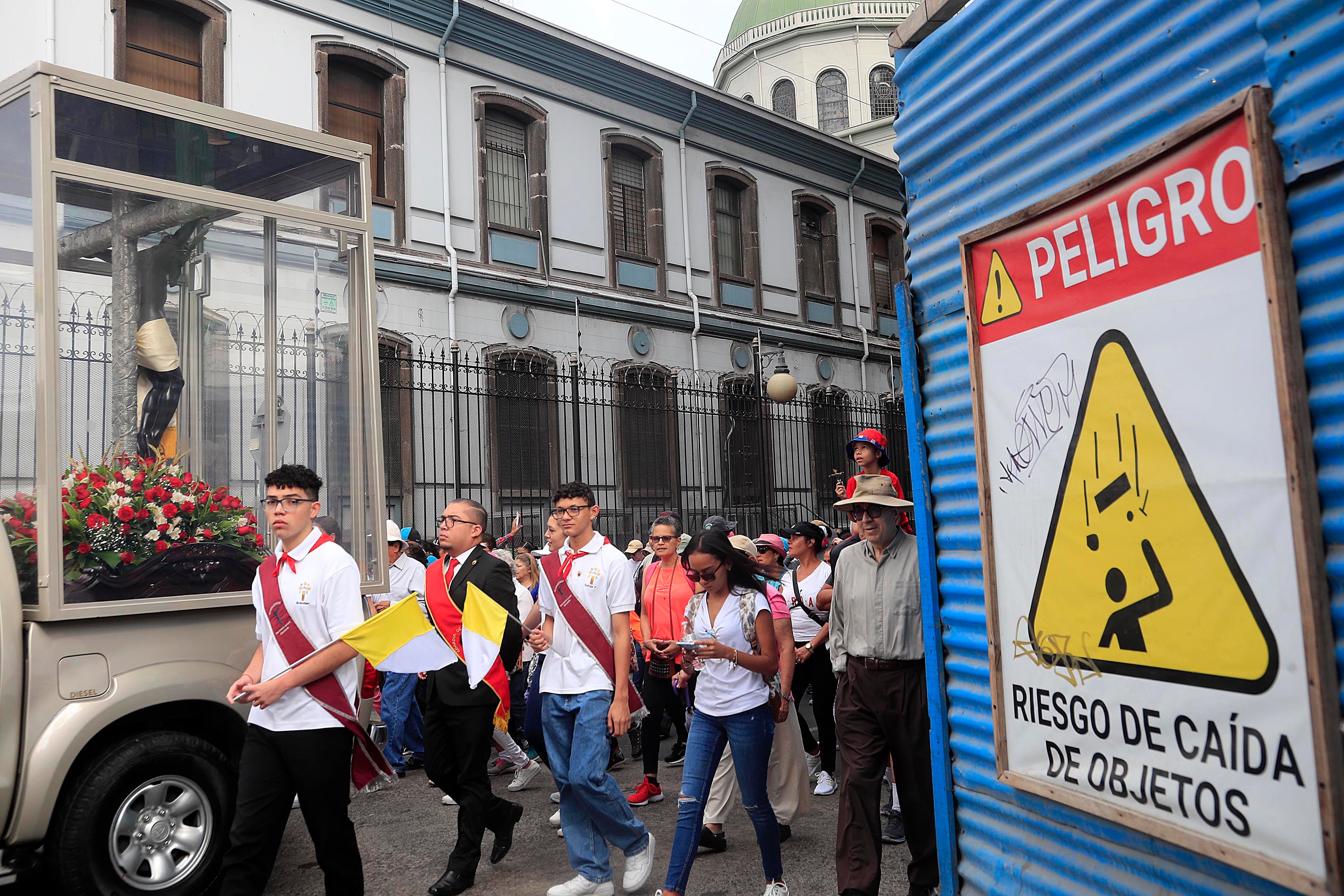 07/01/20023 San José. Romería con el Santo Cristo de Esquipulas desde la Catedral Metropolitana hasta la parroquia de Alajuelita, pasando por la comunidad de Cristo Rey conde el padre Sergio y los colaboradores de Obras del Espíritu Santo también le dieron el acostumbrado especial recibimiento de todos los años. La pequeña peregrinación también pasó por Sagrada Familia y Hatillo antes de llegar a su destino final.