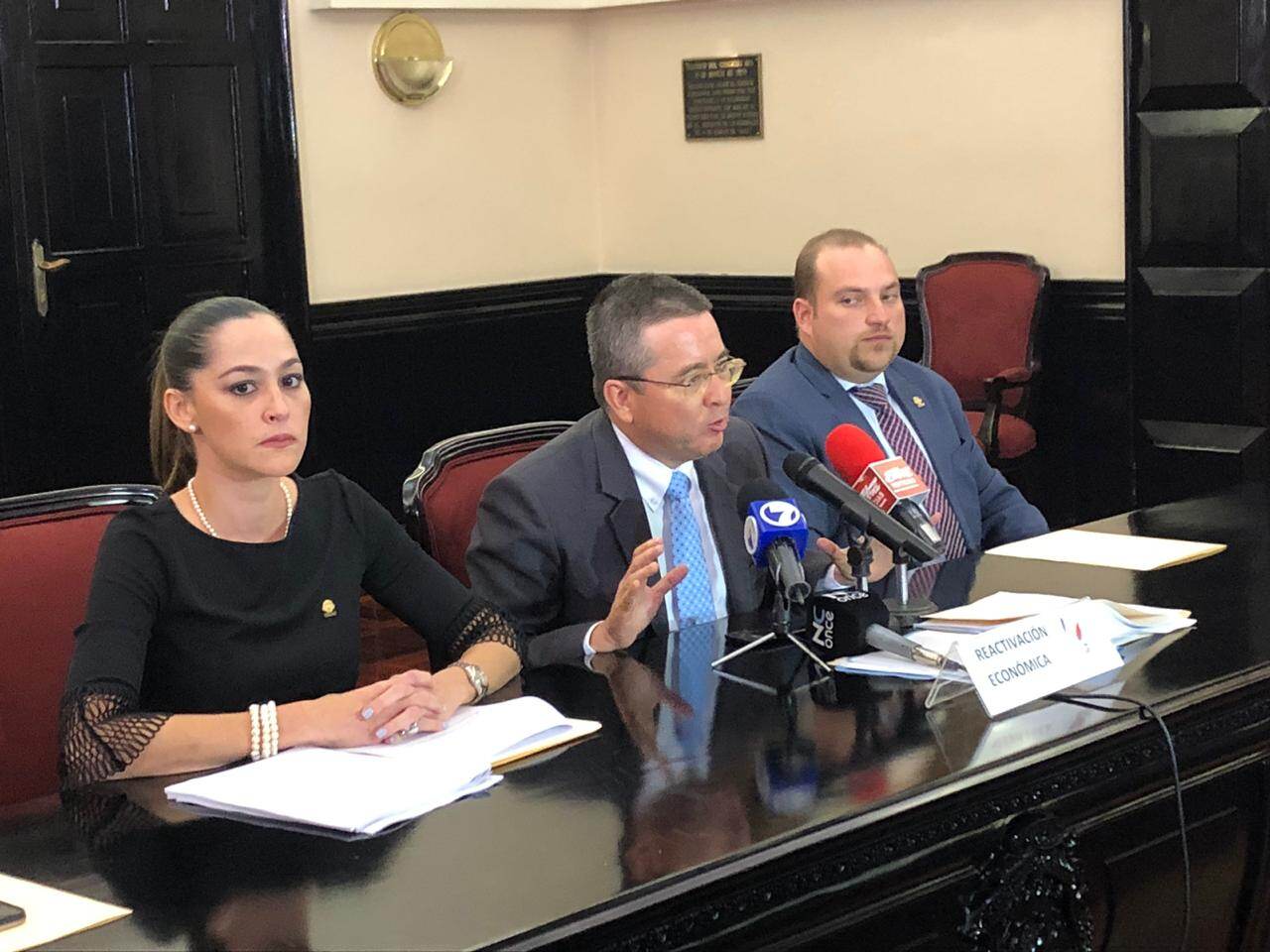 La jefa de fracción del PUSC, María Inés Solís, alegó que Rodolfo Peña ya atendió a los medios sobre su cercanía con una candidata a magistrada, aunque en realidad el legislador adujo que si acaso la conoce. Pedro Muñoz y Pablo Abarca estuvieron en conferencia con Solís. Foto: Cortesía del PUSC.