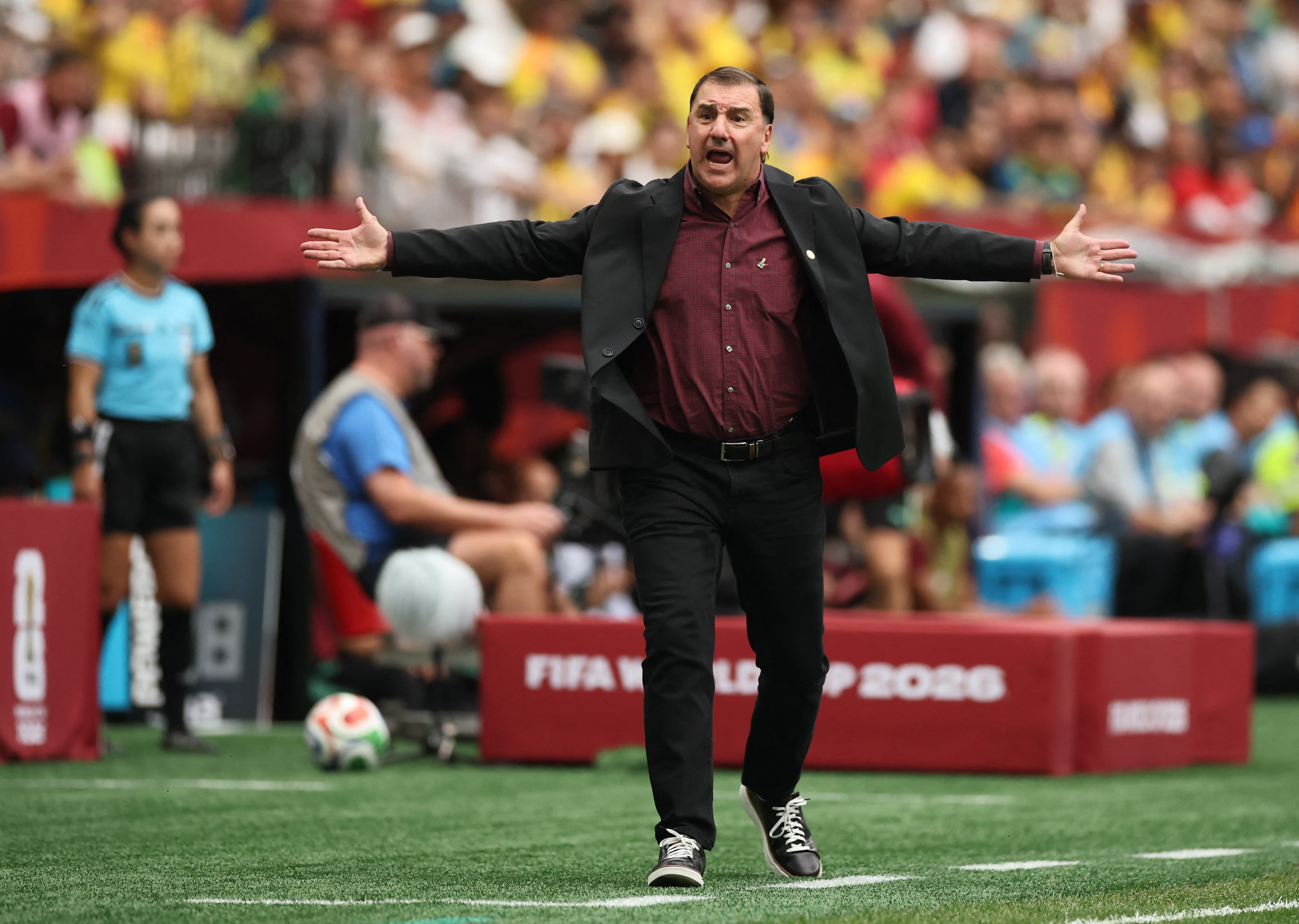 VANCOUVER, CANADA - JULY 07: Nestor Lorenzo, Head Coach of Colombia, reacts during the FIFA World Cup 2026 Round of 16 match between Switzerland and Colombia at BC Place Vancouver on July 07, 2026 in Vancouver, British Columbia, Canada. Alex Grimm/Getty Images/AFP (Photo by ALEX GRIMM / GETTY IMAGES NORTH AMERICA / Getty Images via AFP)