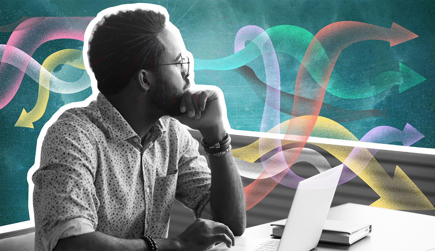 Una persona frente a un escritorio, con su computadora laptop, pero ve hacia otro lado, distraído.