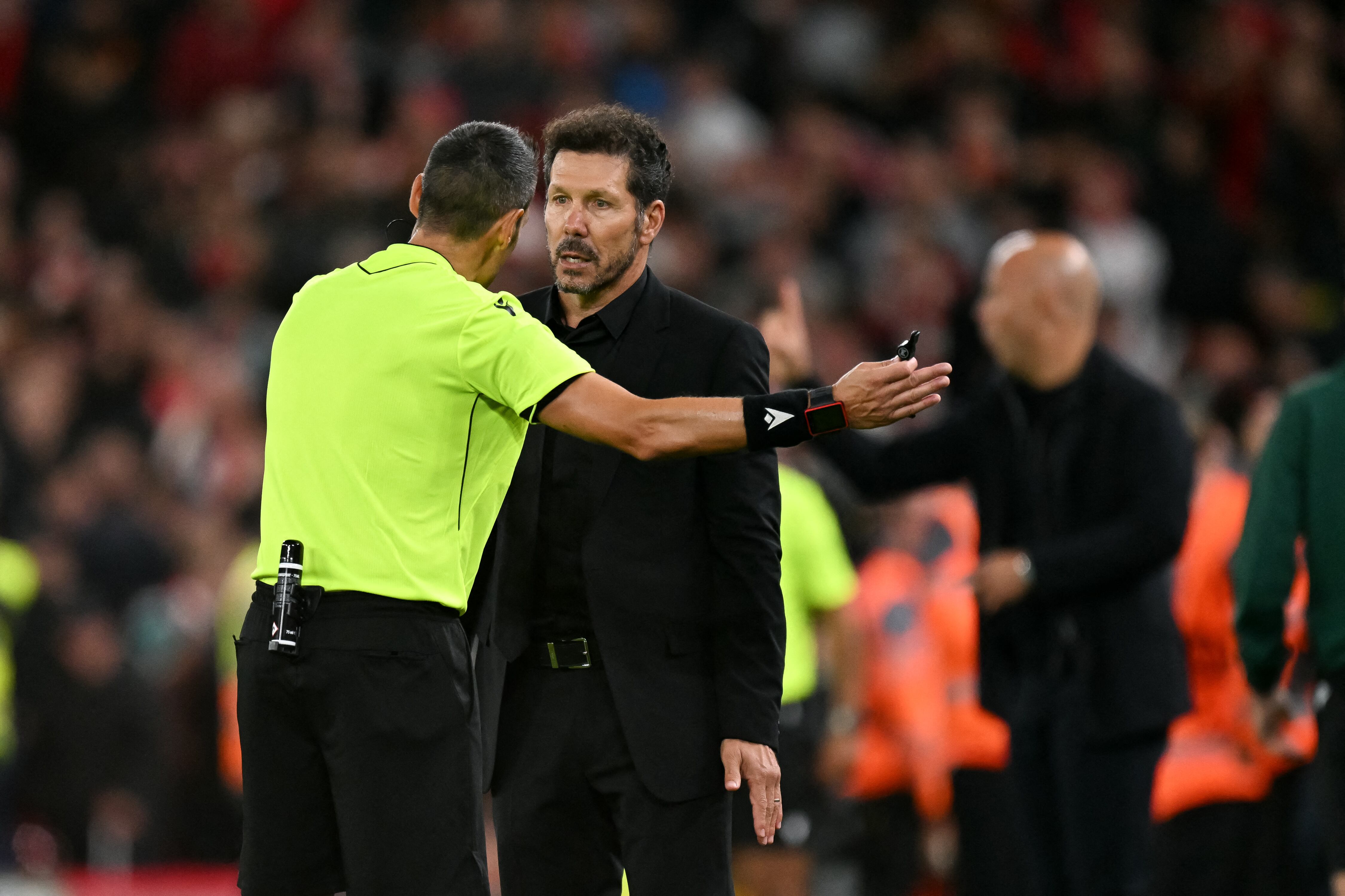 El entrenador del Atlético de Madrid Diego Simeone es expulsado por el árbitro italiano Maurizio Mariani tras la discusión con un aficionado del Liverpool en el partido por la Champions League.