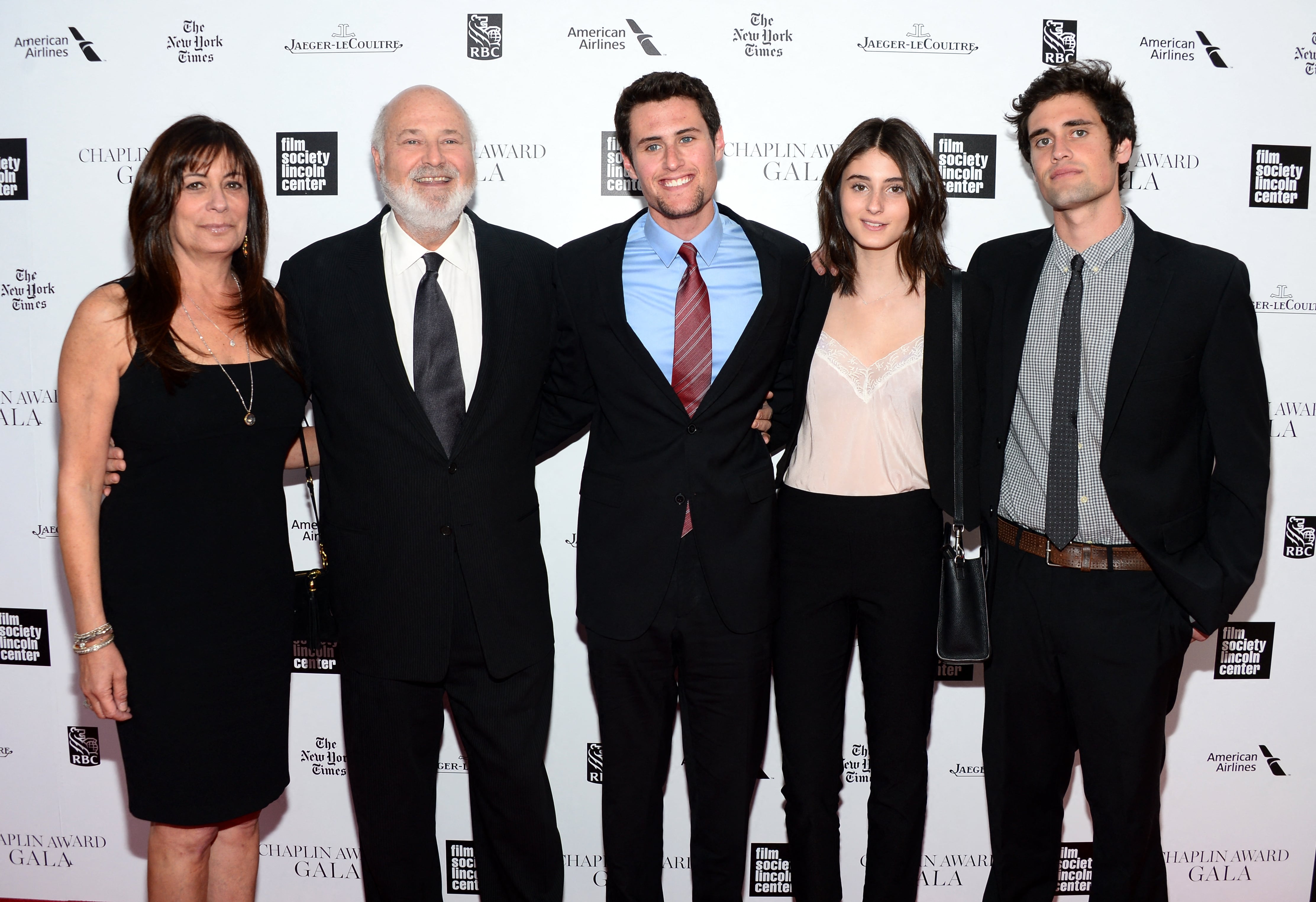 Rob Reiner con su familia en la 41.ª Gala Anual de los Premios Chaplin en el Avery Fisher Hall del Lincoln Center for the Performing Arts el 28 de abril de 2014 en la ciudad de Nueva York. A la izquierda, su esposa Michele Singer, su hijo Jake, su hija Romy y su hijo Nick. Fotografía: