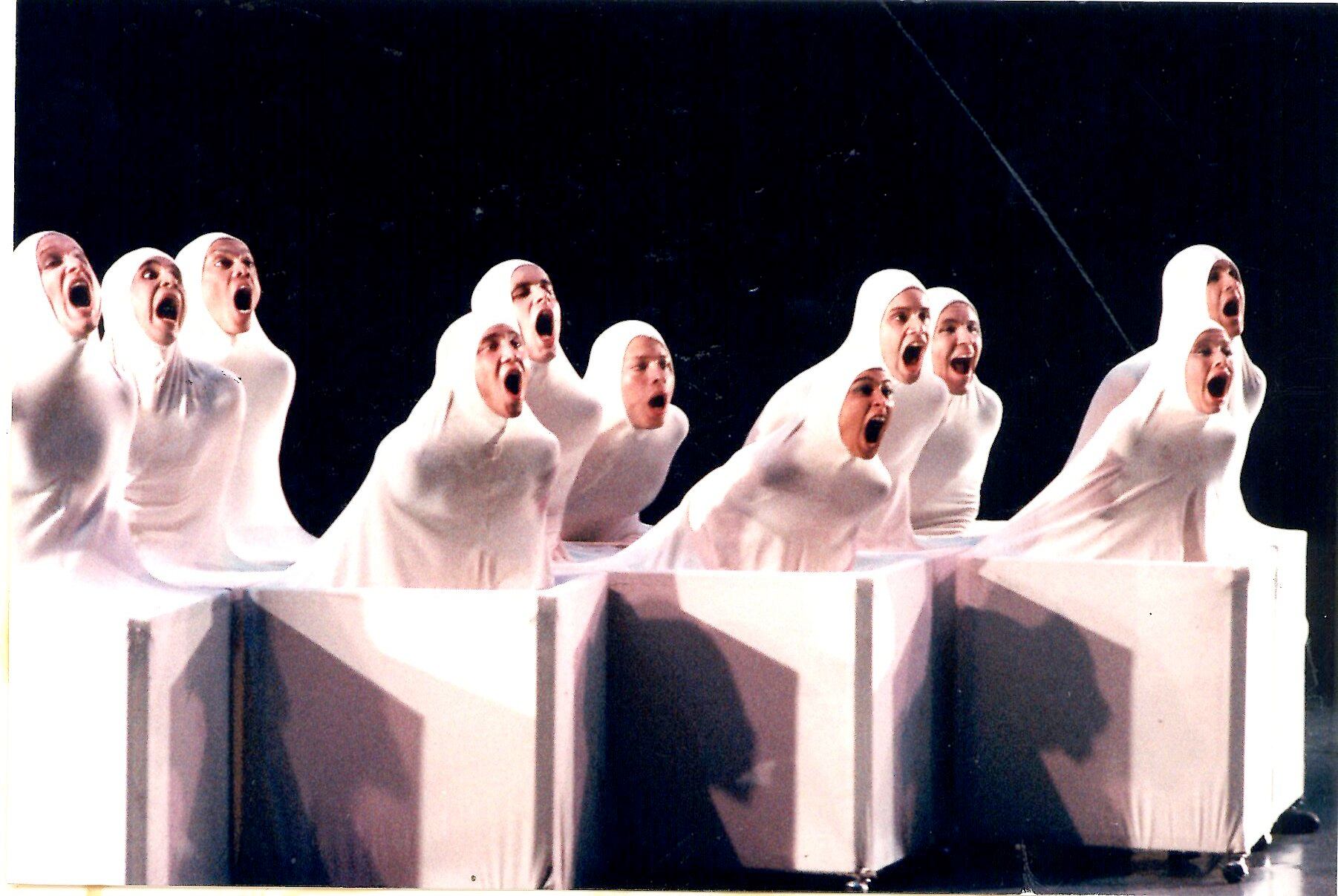 Grupo de baile durante el Festival de Coreógrafos en 1996.