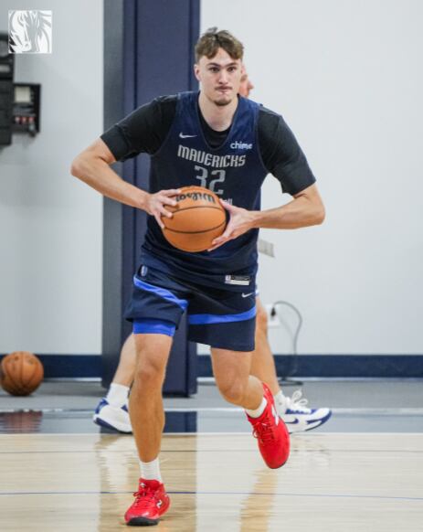 Cooper Flagg en el entrenamiento con los Dallas Mavericks