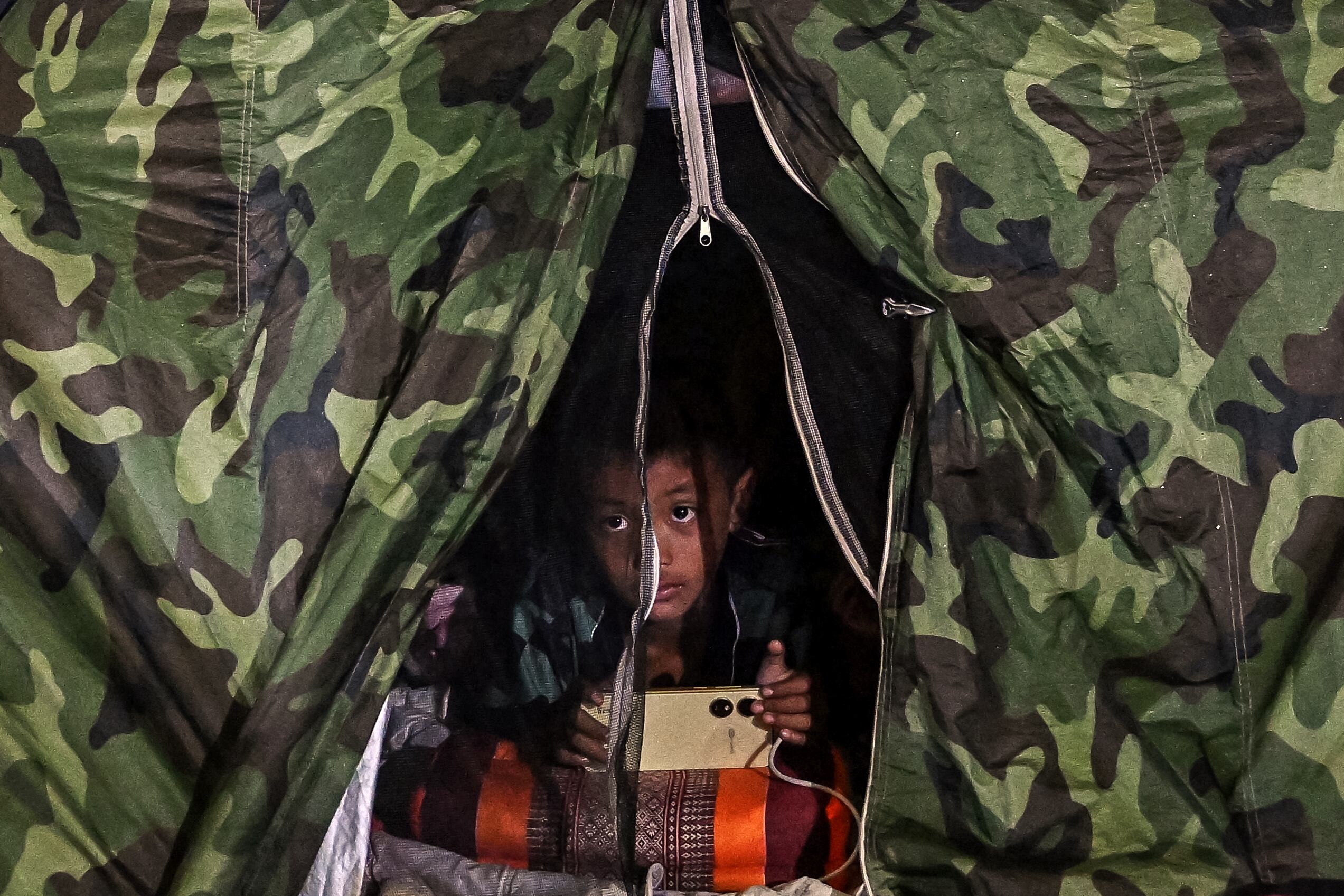 Un niño desplazado por el conflicto en curso entre Tailandia y Camboya descansa en un centro de evacuación en la provincia fronteriza tailandesa de Si Sa Ket, el 26 de julio de 2025. Tailandia y Camboya se bombardearon mutuamente con fuego de artillería pesada por tercer día consecutivo ese 26 de julio, mientras el enfrentamiento fronterizo, que dejó al menos 33 muertos y más de 150.000 desplazados, se extendía a lo largo de la línea divisoria. (Foto: Lillian SUWANRUMPHA / AFP)