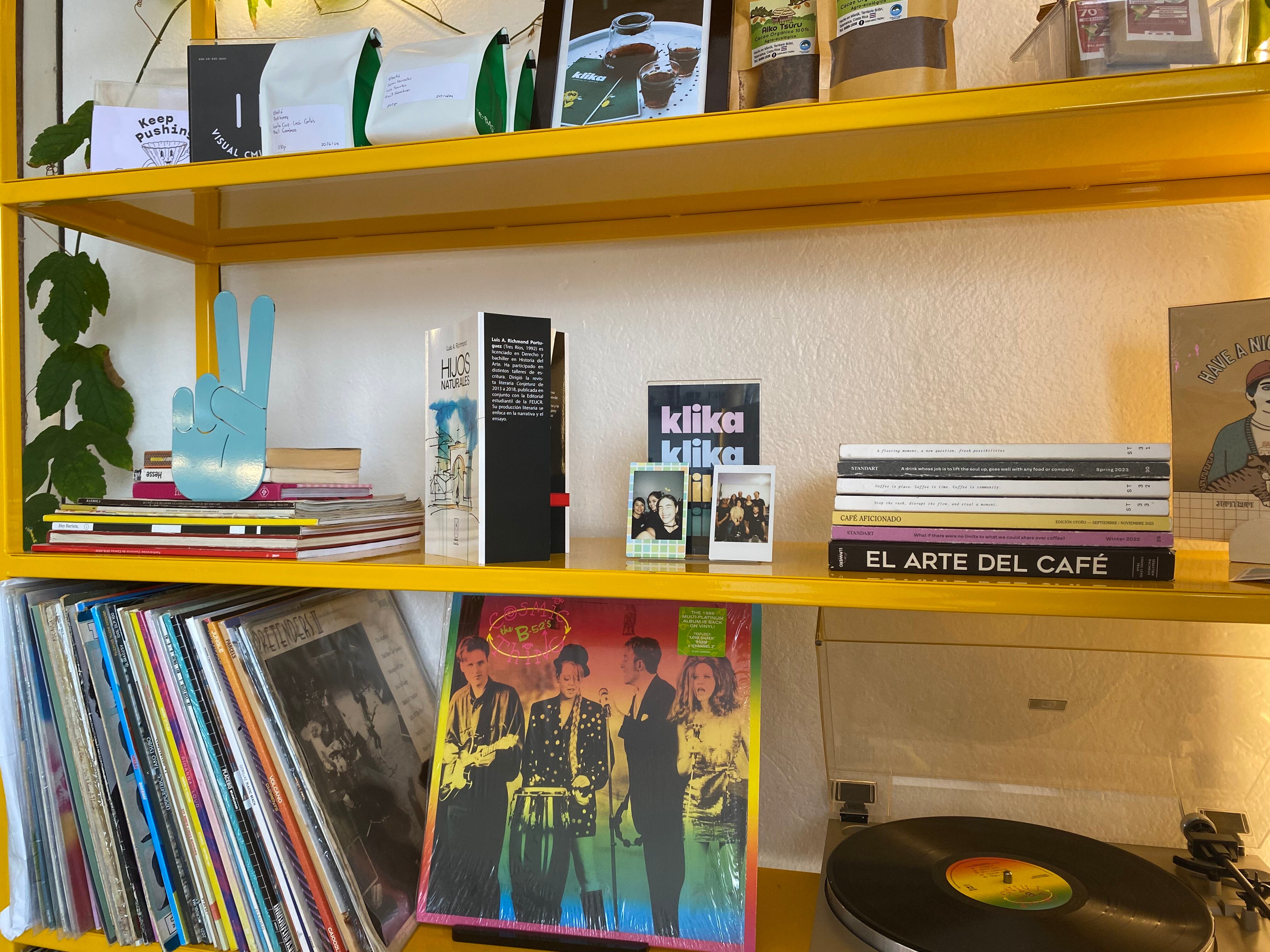 Klika, un café de especialidad en Los Yoses con mobiliario, personal y ambientación muy alegres. Foto: del autor.