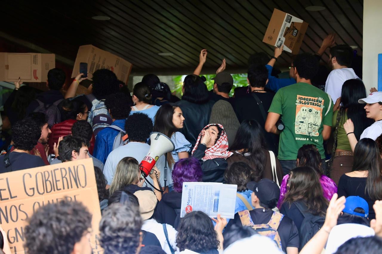 Estudiantes toman el edificio de la Rectoría de la UCR, en San Pedro.