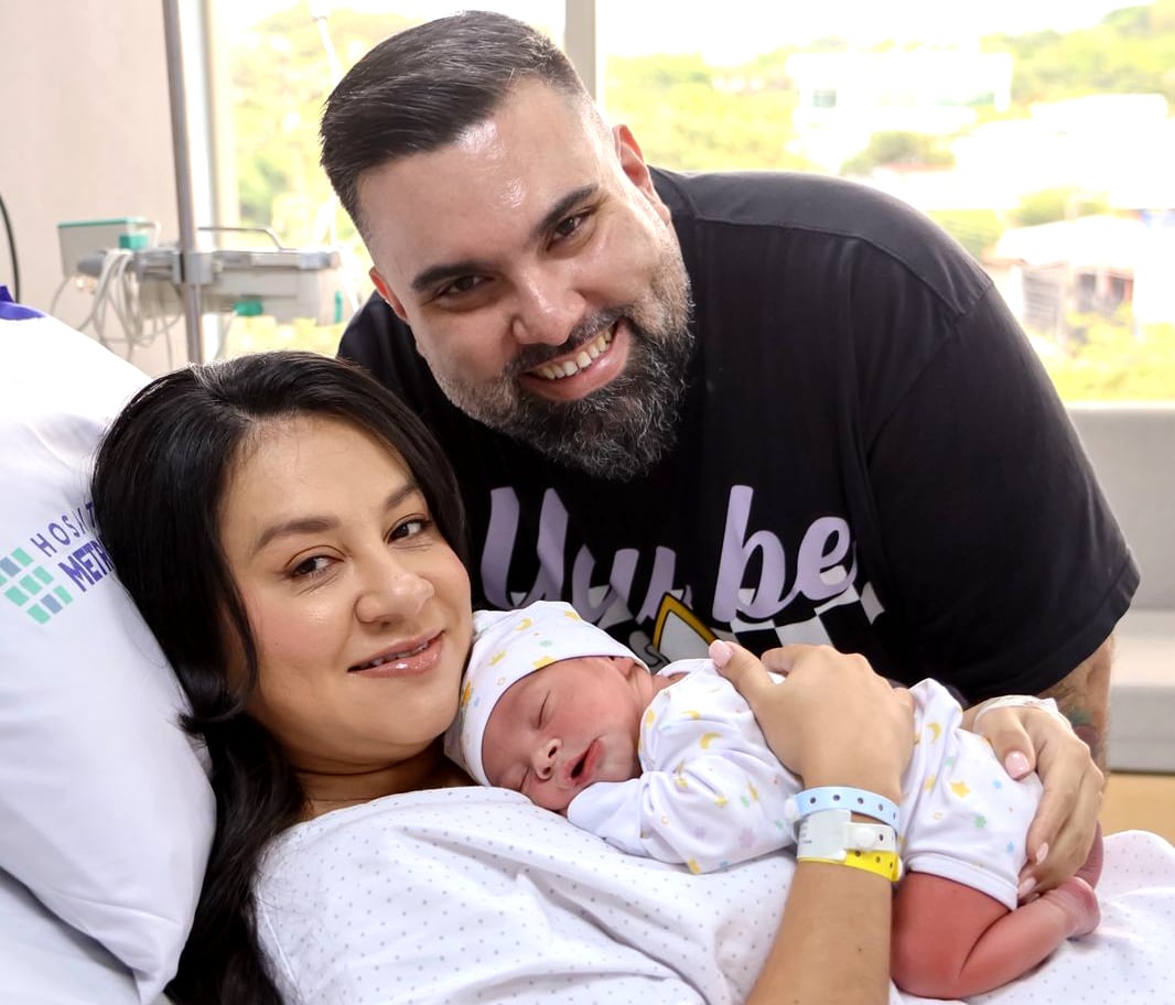 Jorge Masis y su esposa Carolina Rojas junto al pequeño Mariano