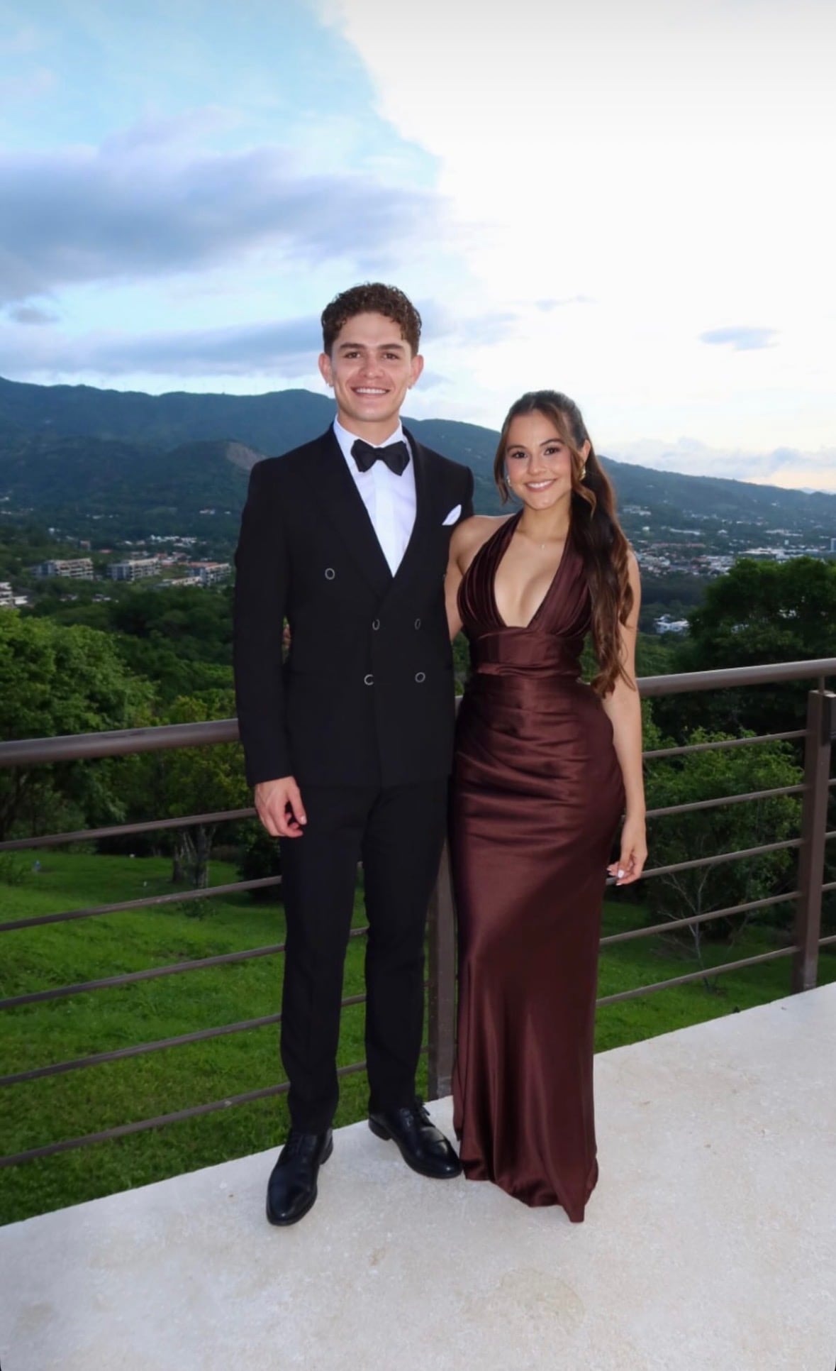 Brandon Aguilera fue elegantemente vestido al matrimonio de Manfred Ugalde.