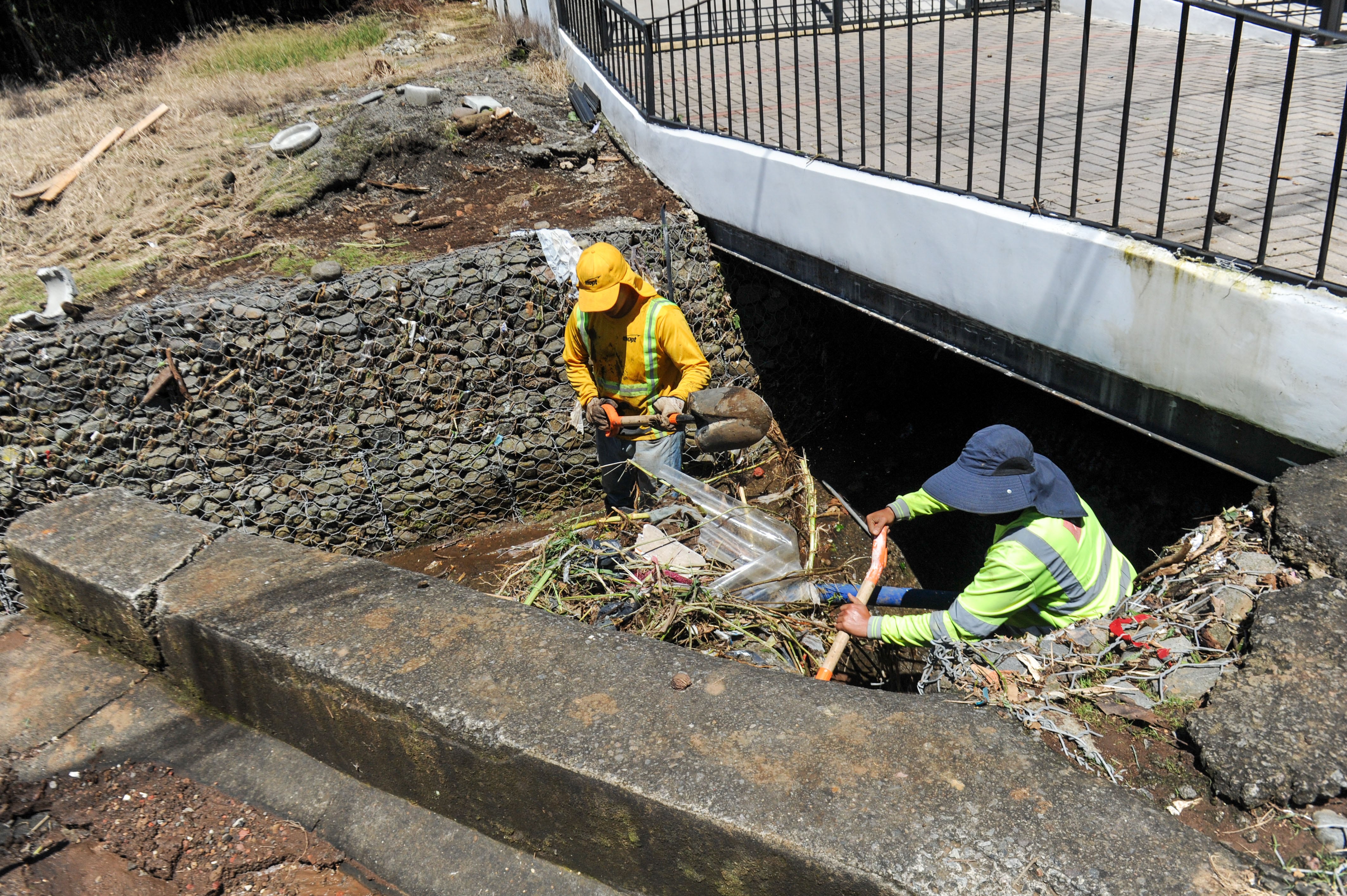 19/10/2026 Inundaciones, Las Crucitas, Puente Bermudez carretera a San Isidro de Heredia, afuéras de la vivienda de la familia Jimenez, vecinos y personal de la Municipalidad realiza limpieza de la zona afectada. Fotografía: Marvin Caravaca.