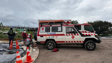 Hombre cae en una fosa en San Francisco de Heredia; Cruz Roja realiza operativo de rescate