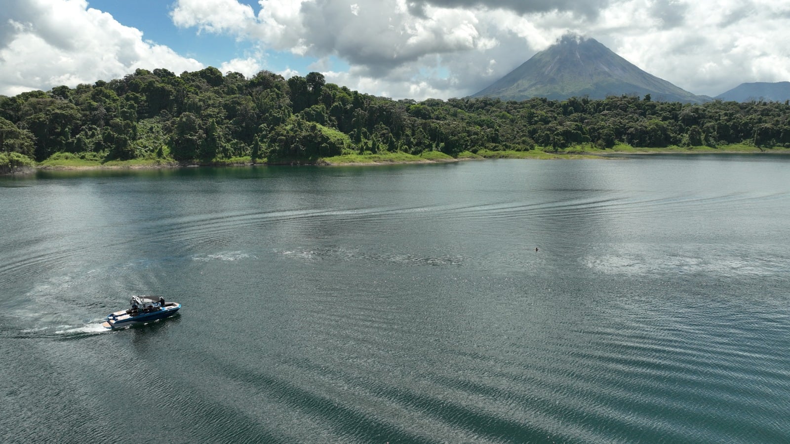 Nuevo puente abre ruta turística hacia El Castillo y sus actividades acuáticas frente al Arenal.