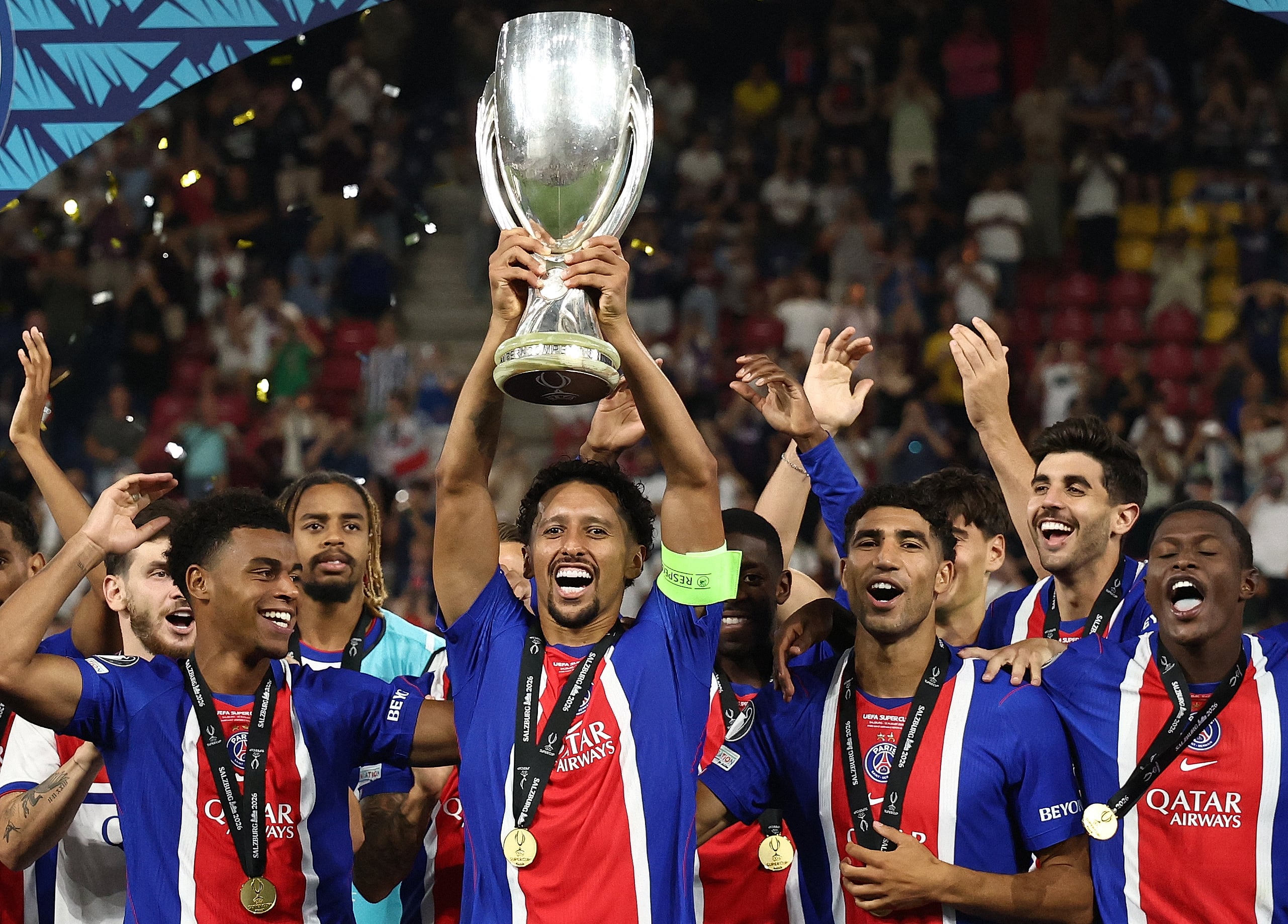 Los jugadores del PSG, encabezados por el capitán Marquinhos, celebran con el trofeo de la Supercopa luego de imponerse al Aston Villa en Austria.