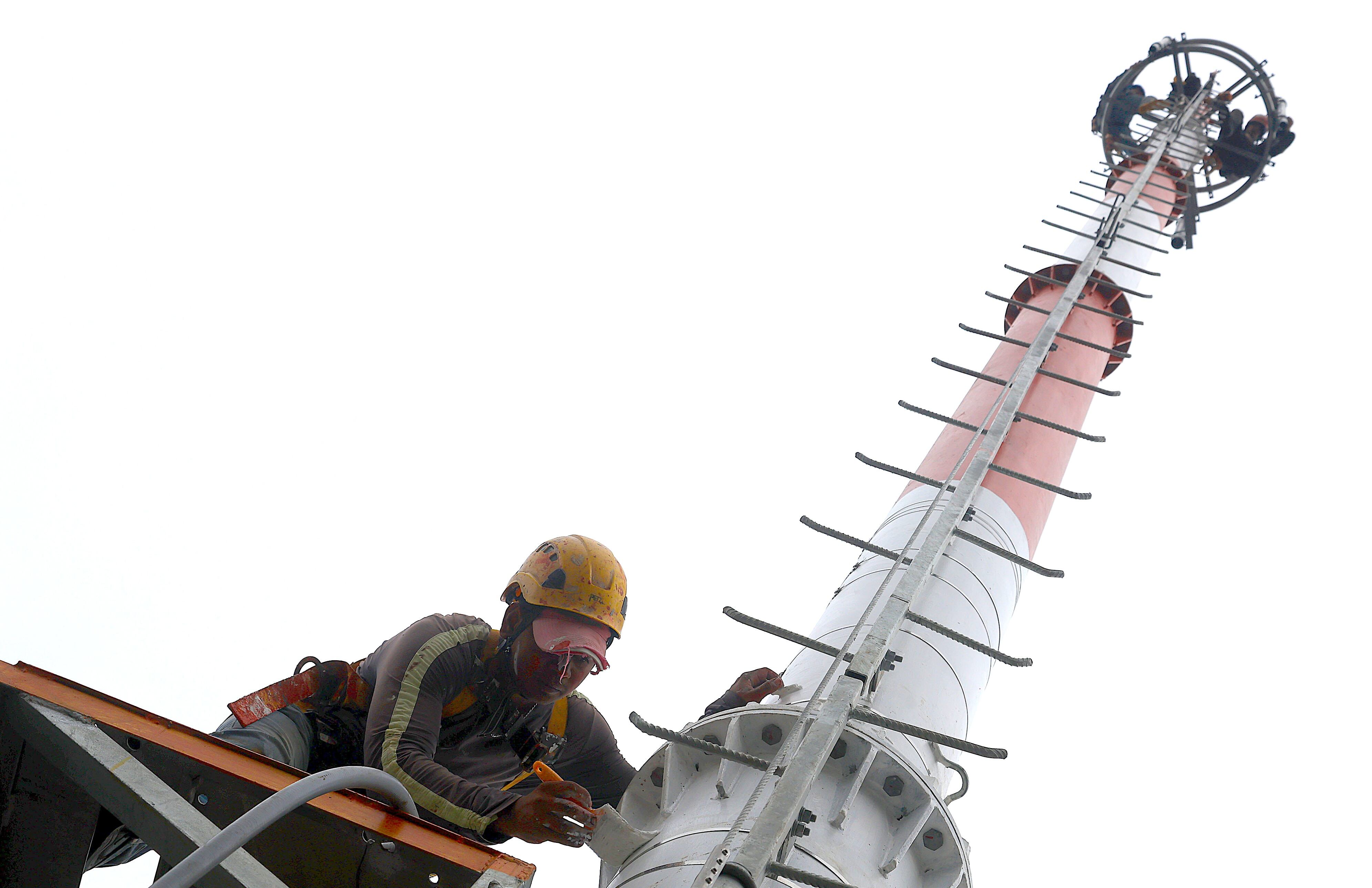 La subasta de espectro para servicios 5G de cobertura nacional será en enero e impone a quienes se dejen espectro el requisito de instalar 1.060 torres de telecomunicaciones en el territorio para obtener una concesión. Foografía: