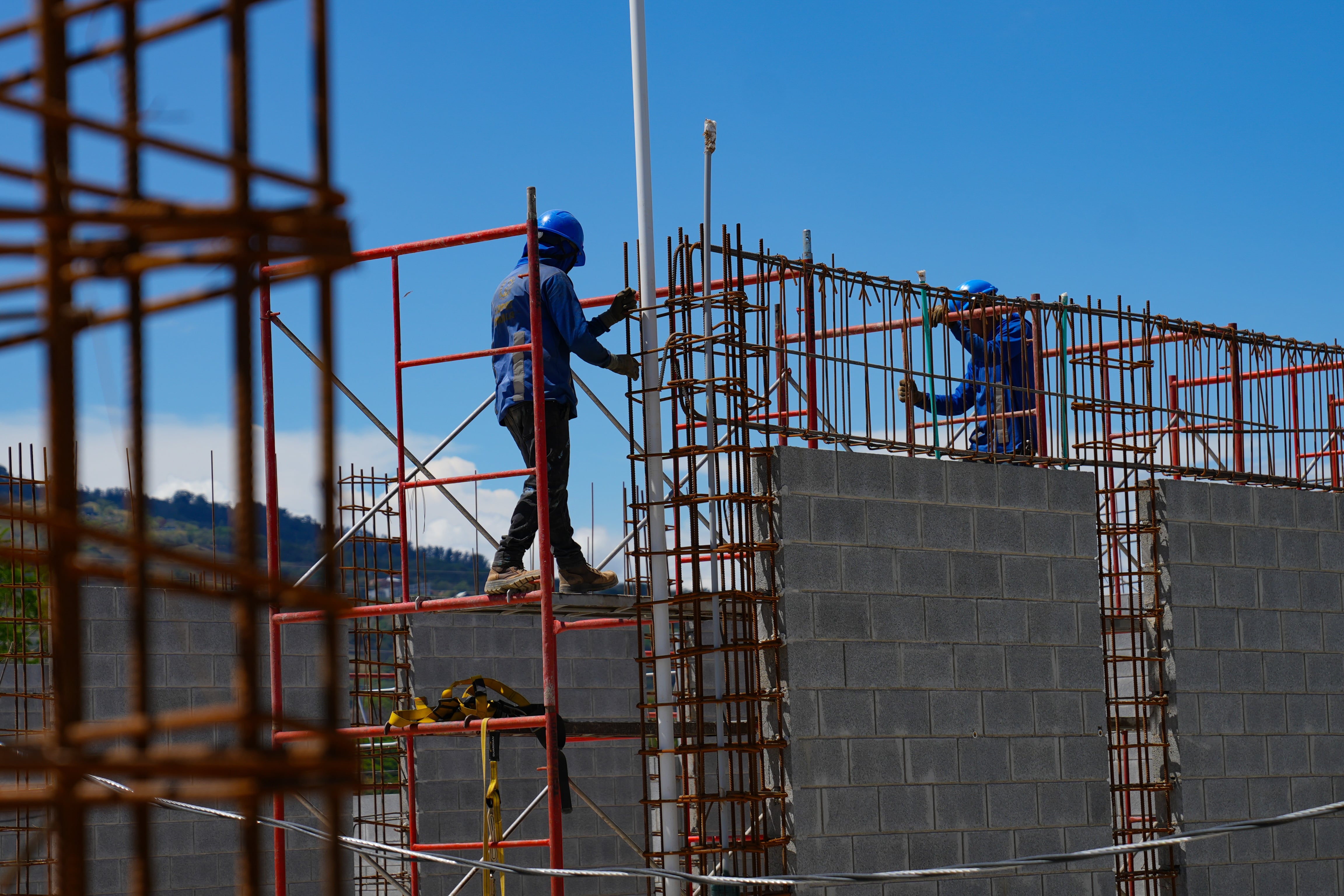 El presidente de la República, Rodrigo Chaves, la presidenta electa, Laura Fernández y los ministros de Justicia y Seguridad, Gerald Campos y Mario Zamora inspeccionaron el avance de obras en el CACCO.
