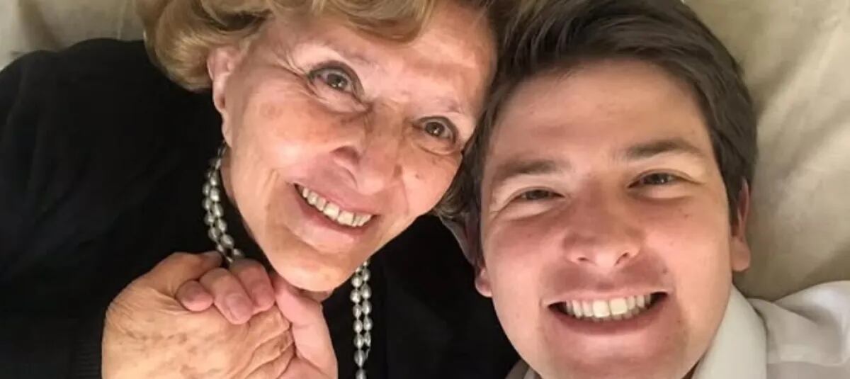 Miguel Uribe Turbay junto a su abuela Nydia Quintero de Turbay. Fotografía: