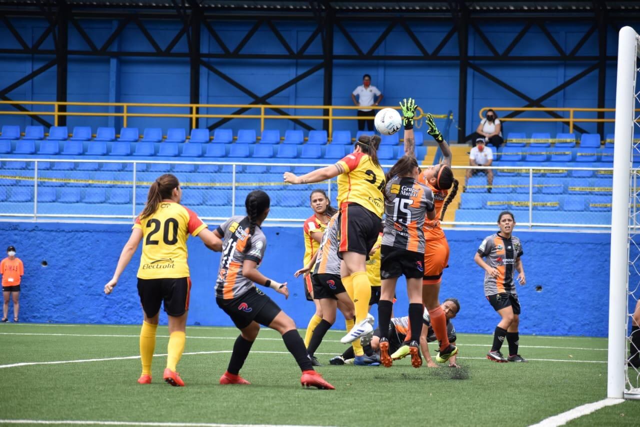 El partido entre Dimas Escazú y Herediano FF fue un ida y vuelta constante, con muchas llegadas de peligro de ambos equipos. Fotografía: Prensa Herediano FF