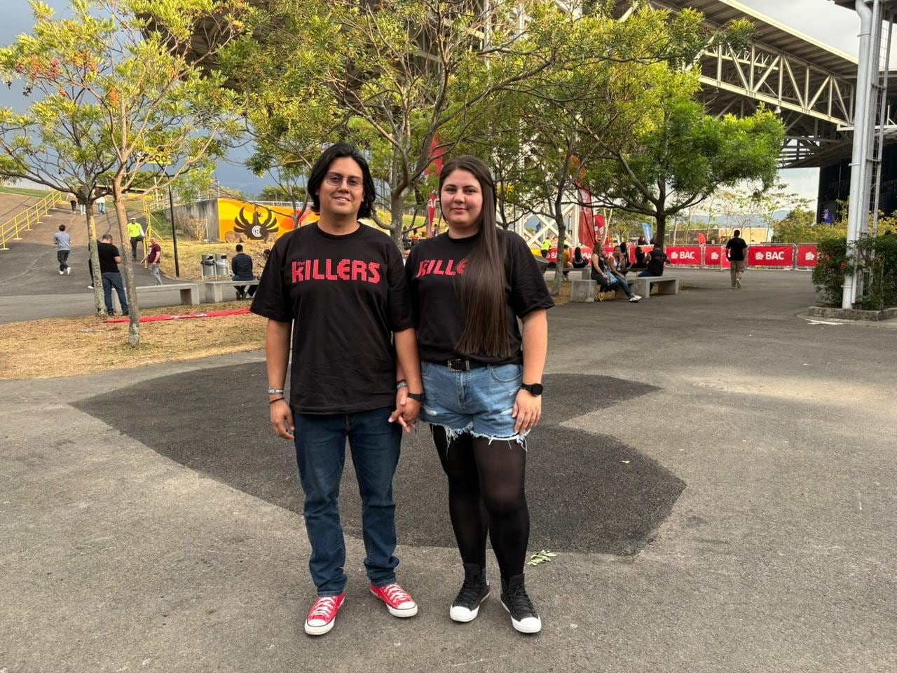 Las camisas de la banda fueron parte de la vestimenta de los costarricenses en el lugar.