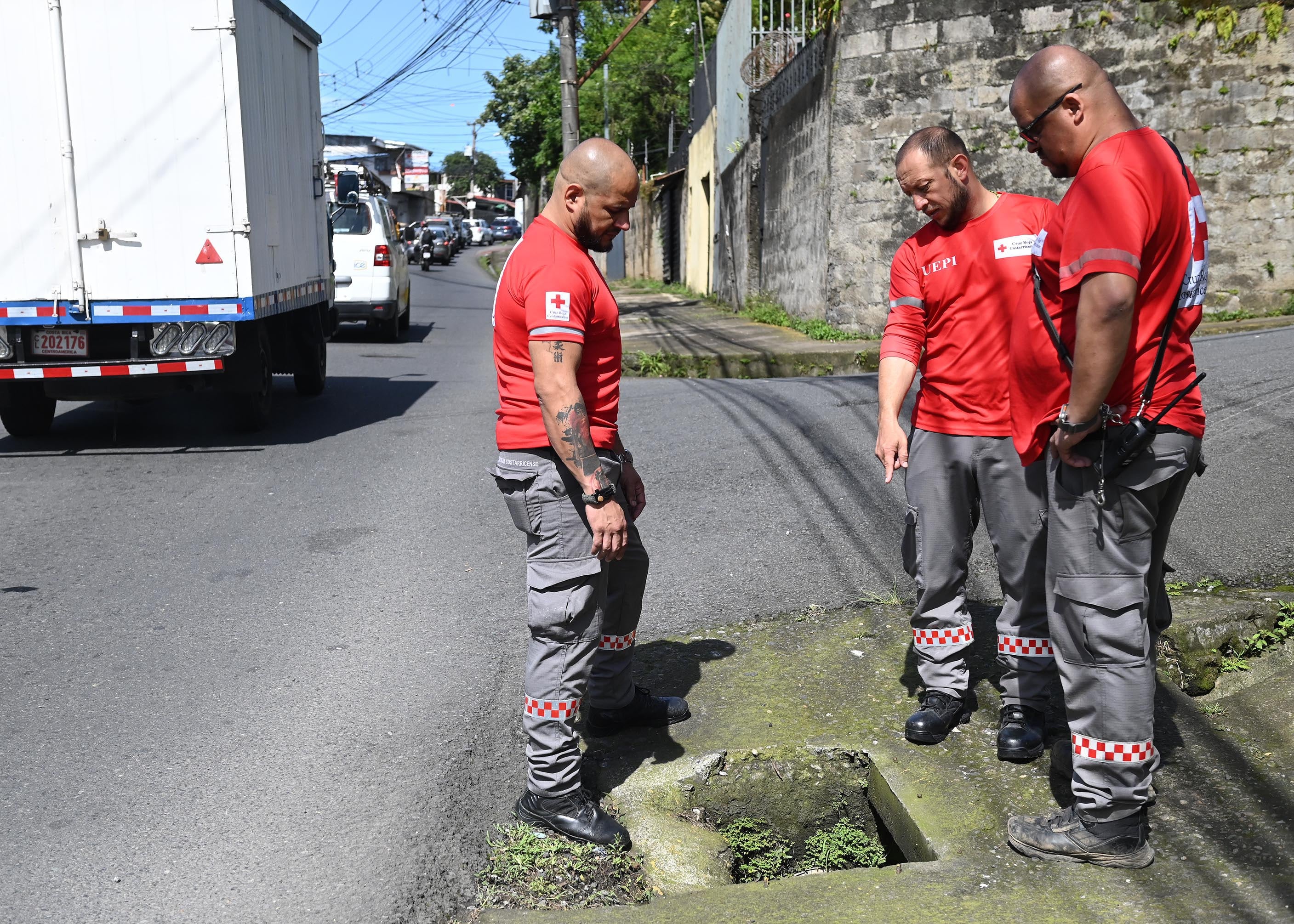 30 de setiembre del 2025. Purral de Guadalupe. 09:00 hrs. Seguimiento al caso del niño Leandro Mangas (5) quién fue arrastrado el pasado viernes 26 de setiembre por una corriente de agua que lo hizo caer en una alcantarilla cuando regresaba con su madre y hermanos del albergue infantil Los Pollitos ubicado a poco mas de 100 metros de su vivienda. En la foto: Funcionarias de la CCSS visitaron a la madre de Leandro. Foto: Albert Marín
