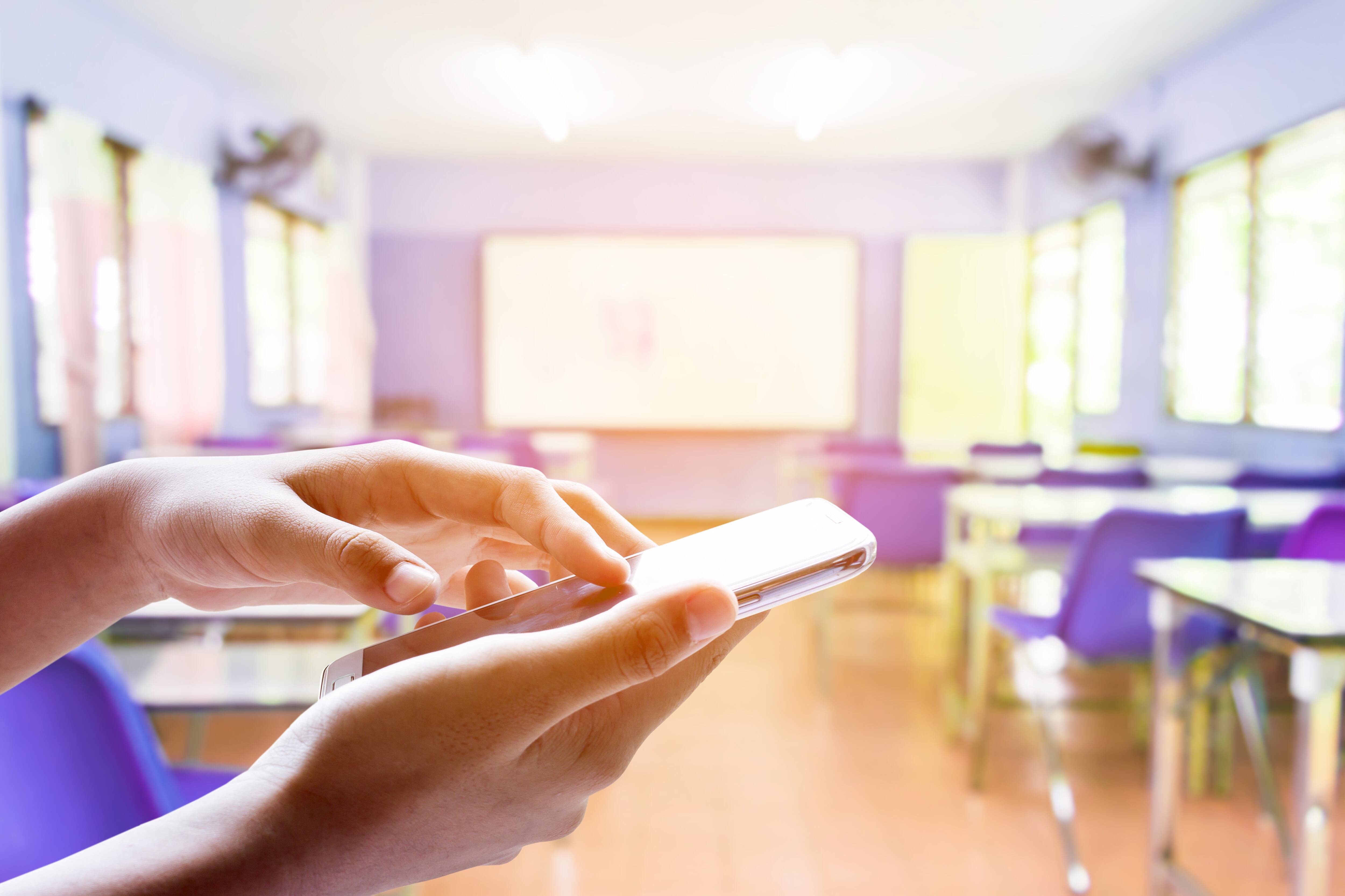 No al uso del celular, celulares, en las aulas, en escuelas y colegios, en centros educativos, estudiantes, ni en el recreo