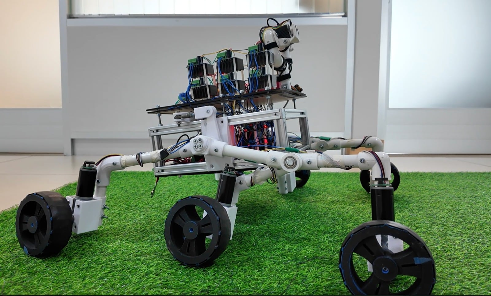 Proyecto Olympus del TEC utiliza un rover construido desde cero para evaluar algoritmos de navegación autónoma.