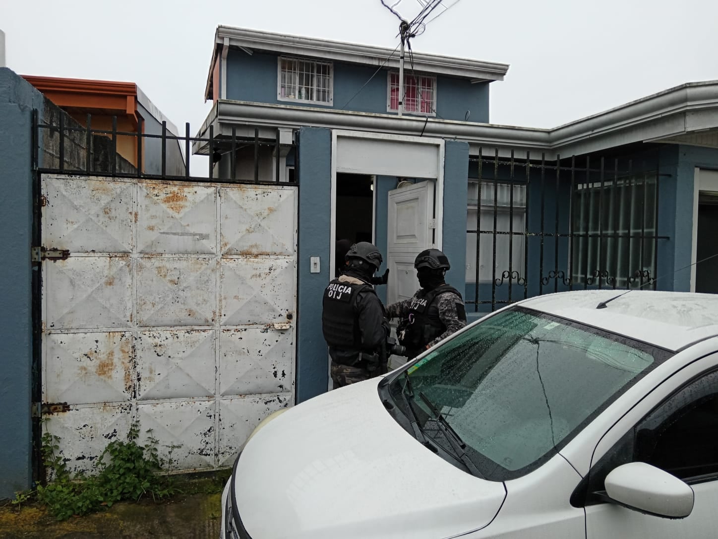 Agentes este jueves en la casa del sospechoso en urbanización Don Bosco, en El Molino de Cartago. Fotografía: