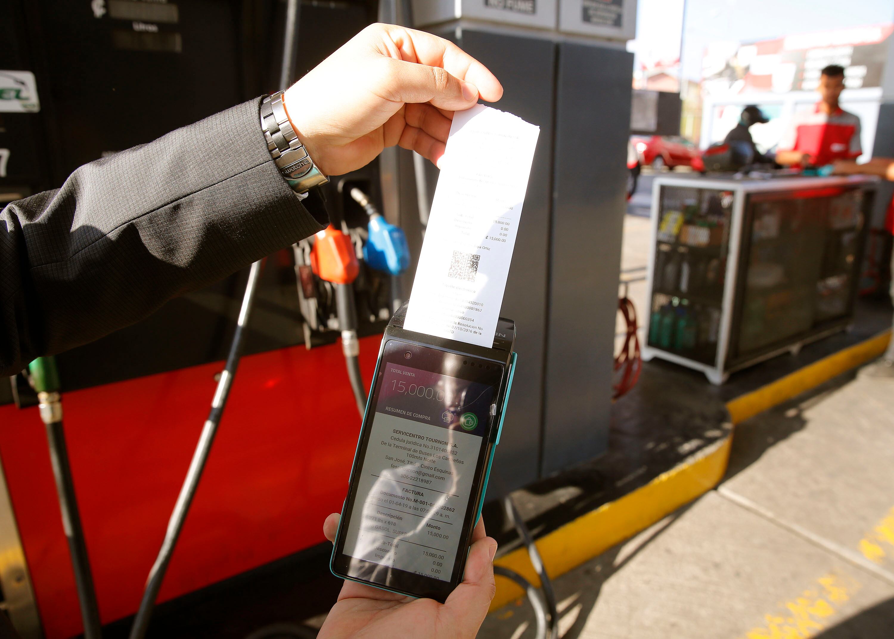 Voucher expedido por un datáfono en una transacción de compra. Ilustración de un contenido Voucher de compra emitido por datáfono en Costa Rica para ilustrar contenido donde se explica una propuesta para financiar pensiones con el impuesto sobre el valor agregado (IVA).