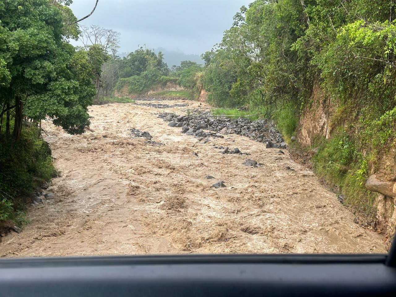 El río Aguas Zarcas, por el que el año pasado bajaron destructivas avalanchas, lucía achocolatado y con fuerte caudal este jueves. Foto: Edgar Chinchilla.