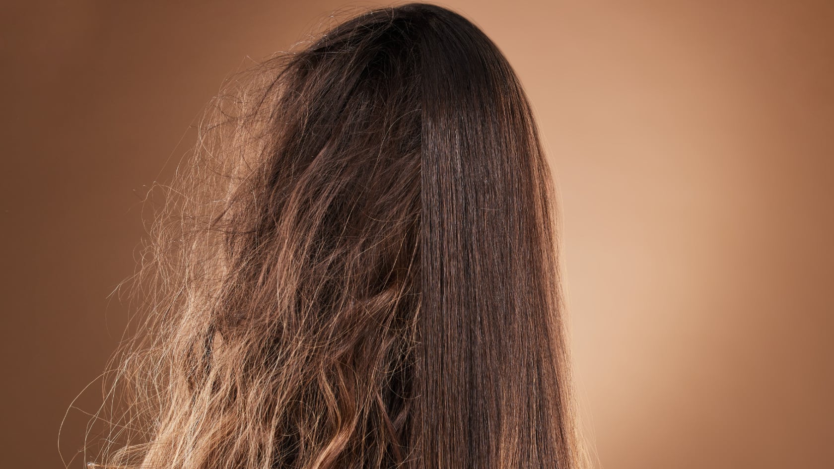 Elegir un peinado protector antes de dormir reduce la fricción, cuida la fibra capilar y facilita el arreglo del cabello al día siguiente.