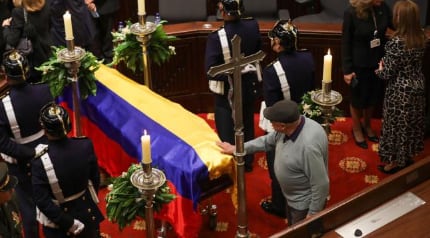 Un hombre toca con su mano el féretro del maestro Fernando Botero en el Capitolio Nacional. Foto: César Melgarejo. EL TIEMPO