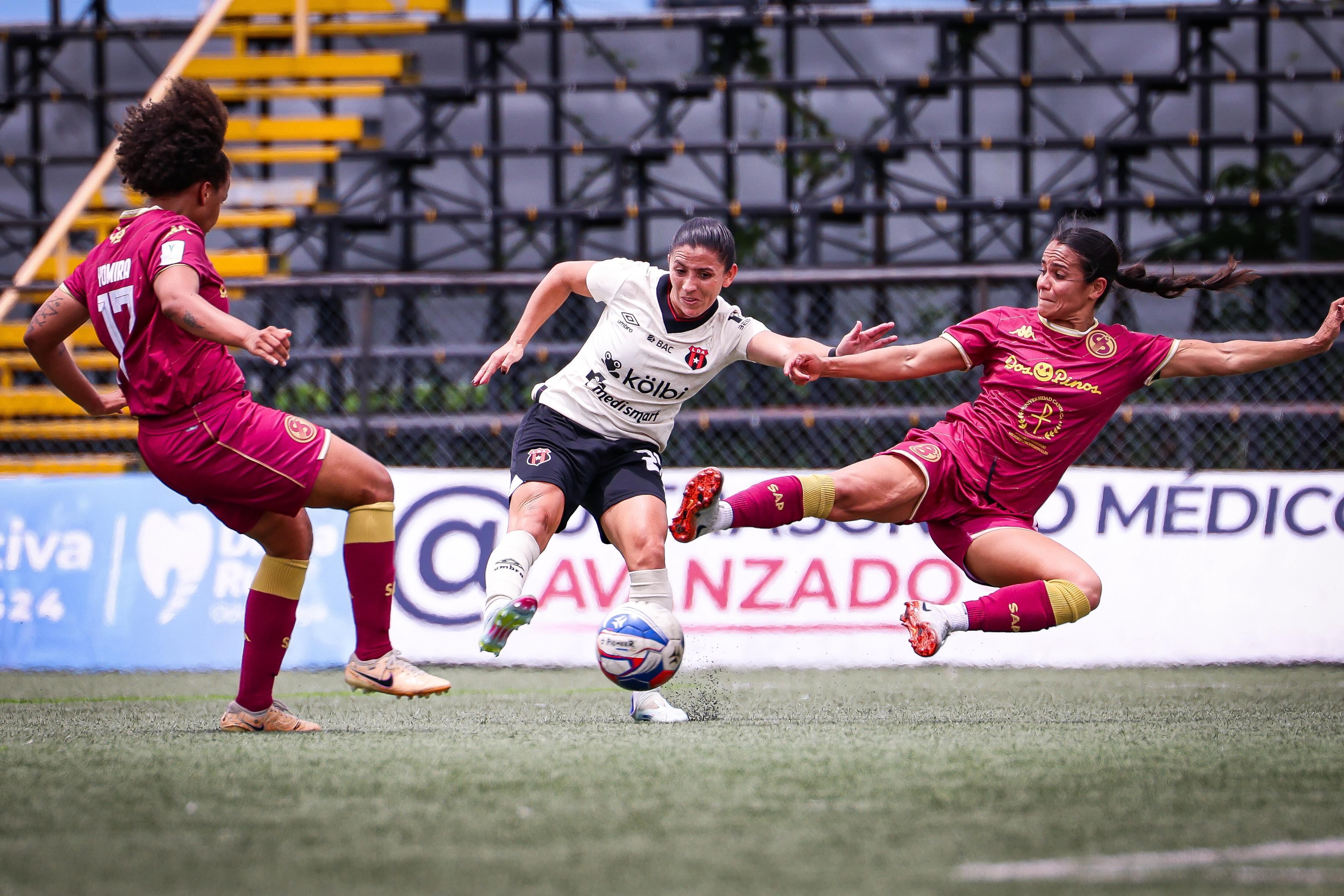 Lixy Rodríguez busca sacar un remate ante la marca de Daniela Cruz y Yomira Pinzón.
