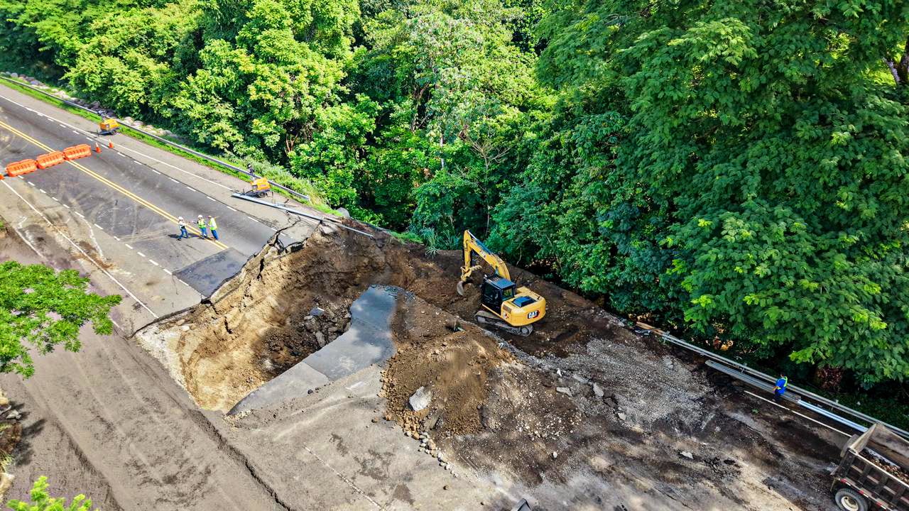 Hundimiento en la Ruta 27 por cabeza de agua