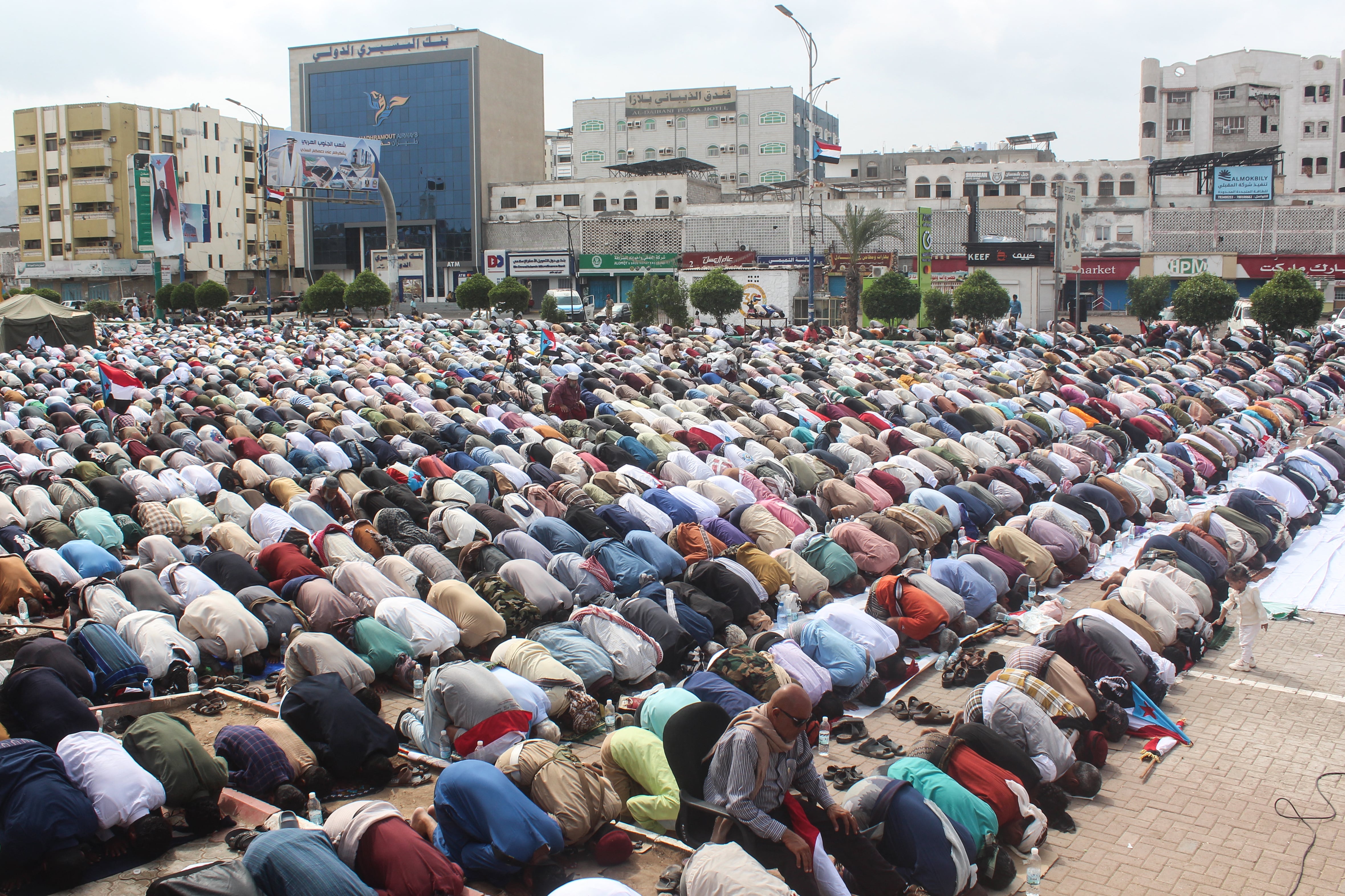 Simpatizantes del Consejo de Transición del Sur (STC) participan en una manifestación en Adén, el 12 de diciembre de 2025, en la que pidieron la restauración del antiguo Estado independiente del sur de Yemen.