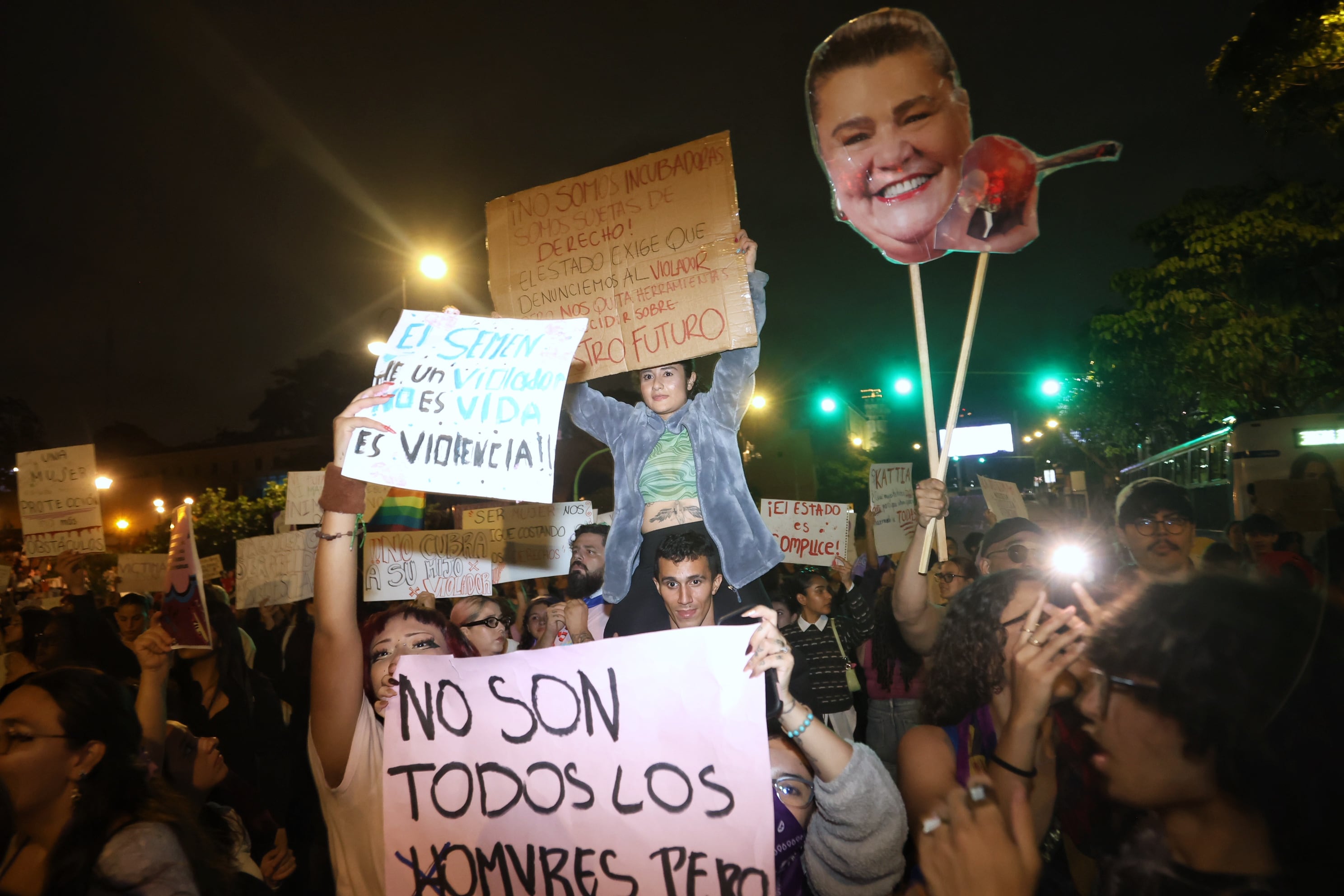 Plantón de grupos feministas contra el retroceso de los derechos de las mujeres en la plaza de la Democracia / foto John Durán
