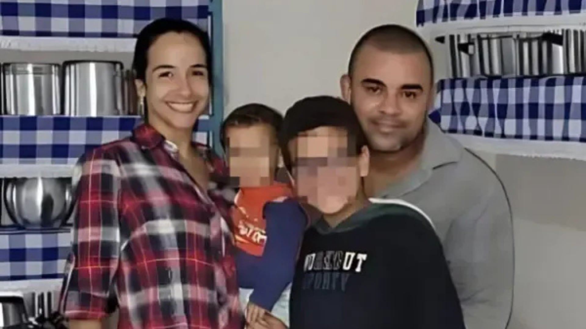 El menor actuó bajo presión de su pareja virtual. Ambos planearon el crimen y discutieron qué hacer con los cuerpos.