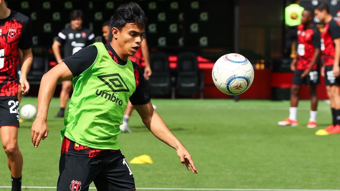 Aarón Suárez tiene contrato con Liga Deportiva Alajuelense hasta diciembre de 2026.