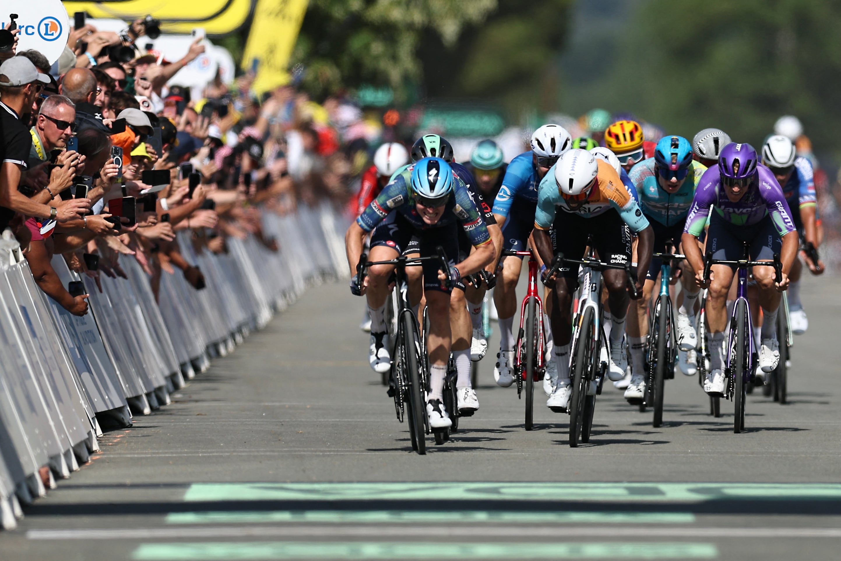 El corredor belga Tim Merlier (izquierda) gana el sprint de la octava etapa del Tour de Francia 2026 entre Périgueux y Bergerac, al suroeste del país.