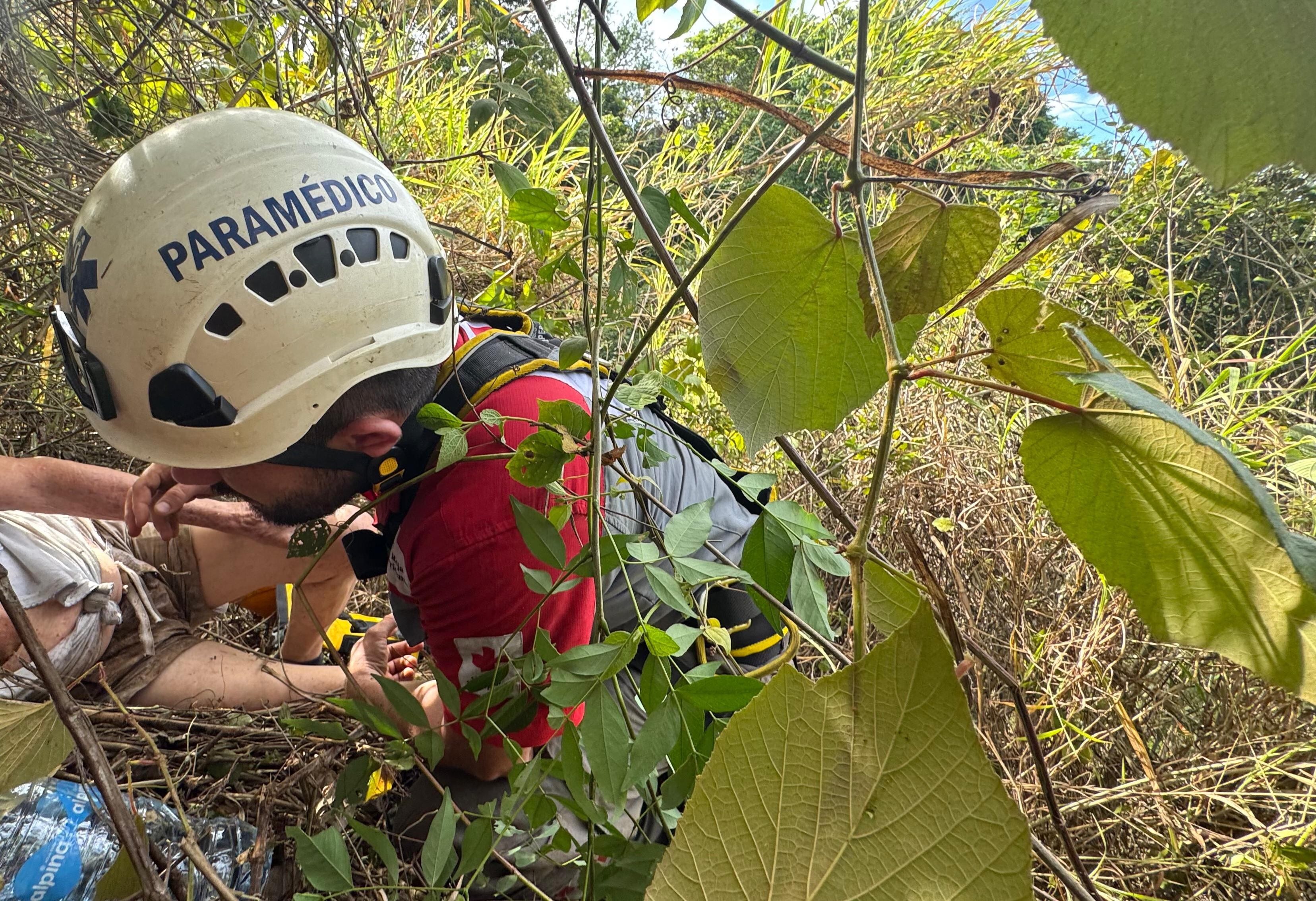 Momento cuando Cruz Roja hizo contacto con adulto extraviado este 6 de mayo. Fotografía: