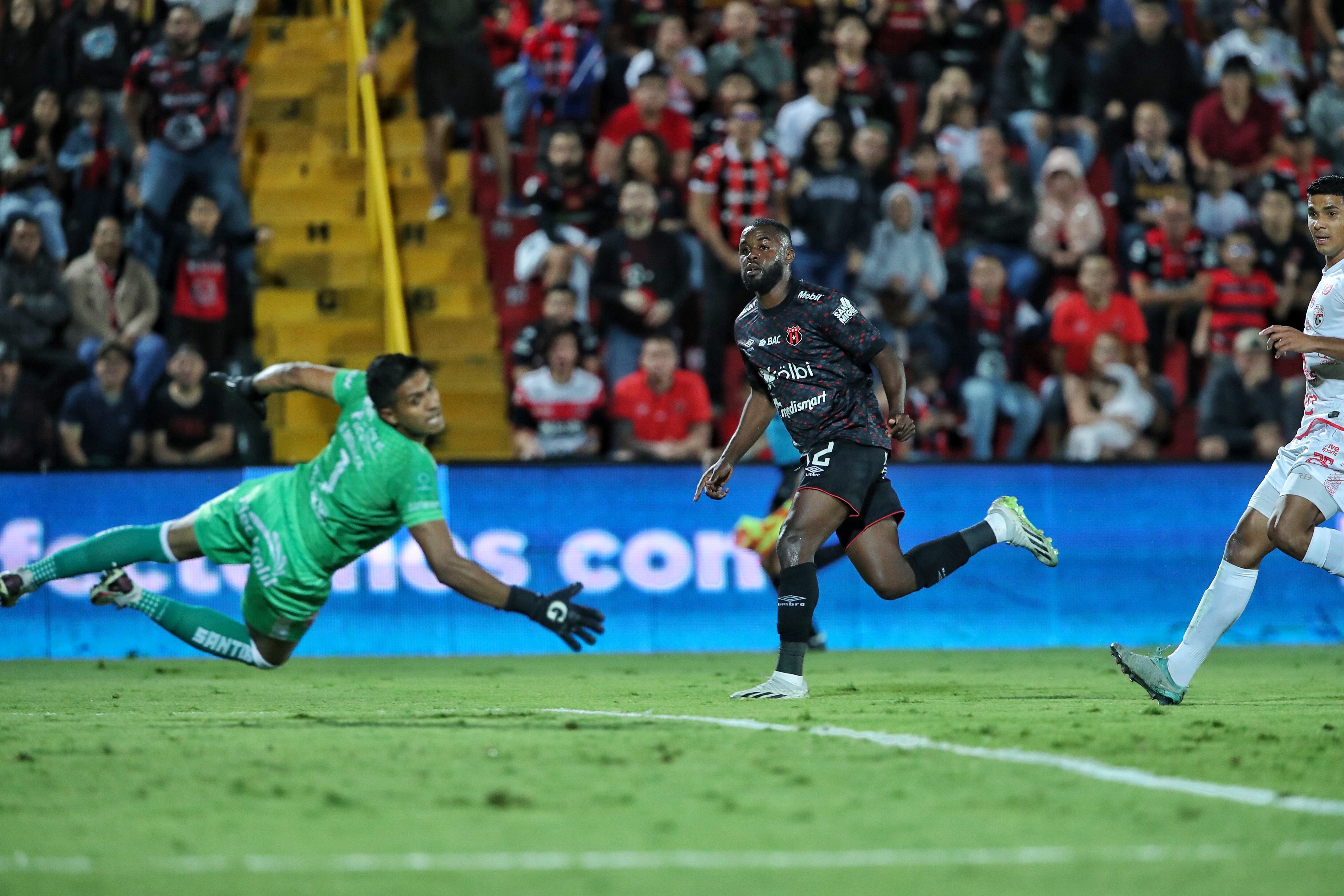01/03/2024/ Juego entre Liga Deportiva Alajuelense vs Santos Guapiles por la fecha  10 del torneo Clausura 2024 de la Liga Promerica en el estadio Alejandro Morera Soto / Foto John Durán
