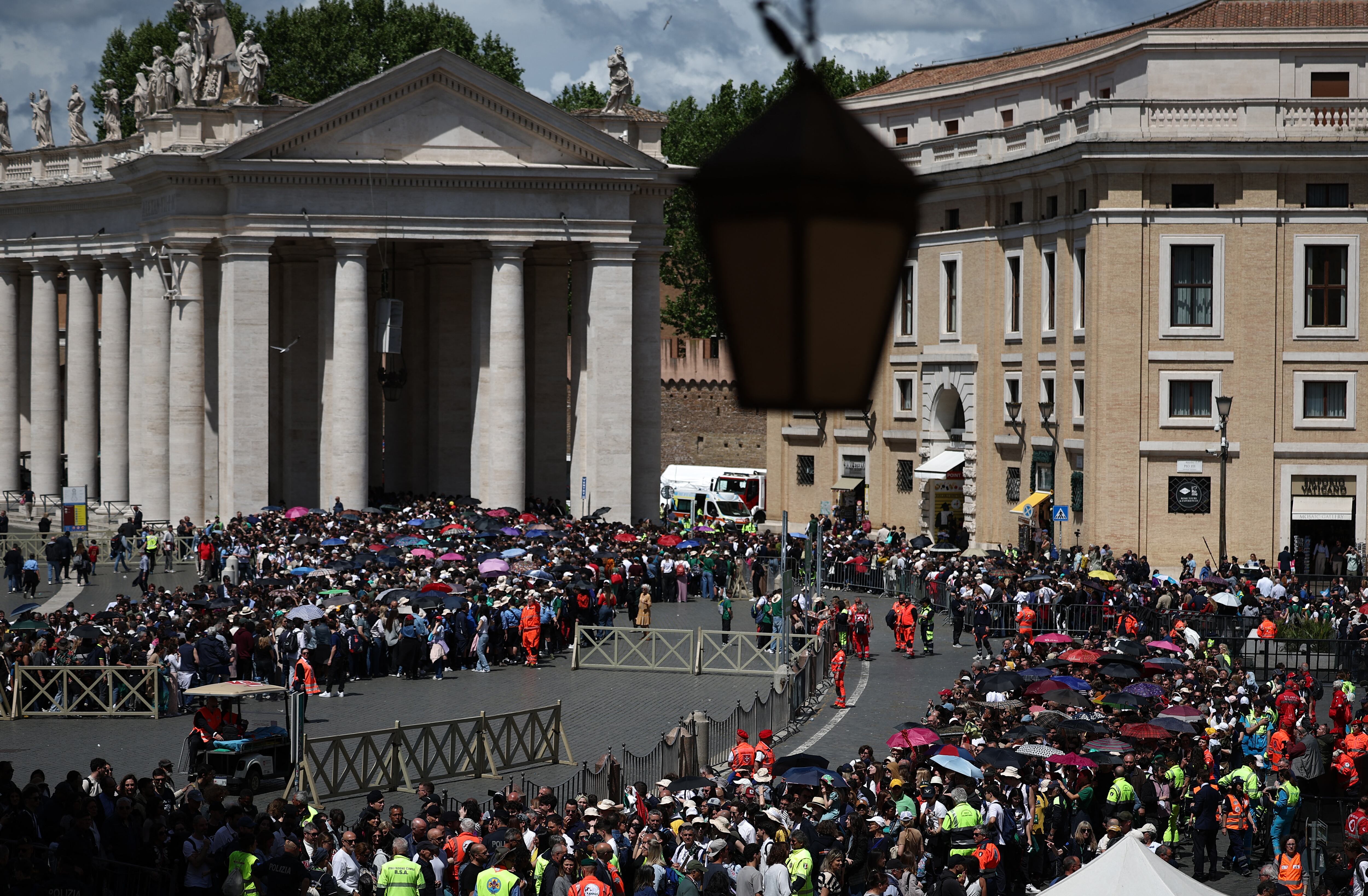 Gente en fila para rendir homenaje al difunto papa Francisco, con vistas a la columnata del Vaticano, un día antes de su funeral. Foto tomada desde Roma este 25 de abril de 2025. Fotografía: