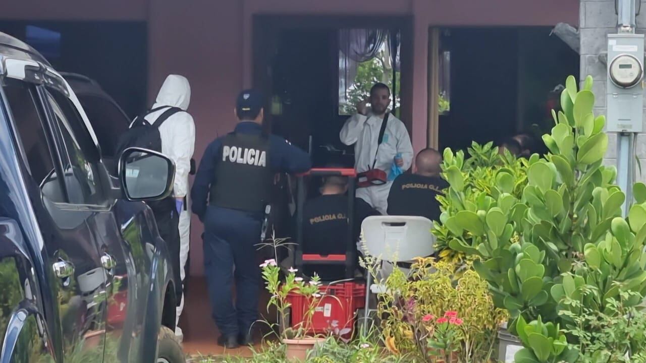 El OIJ de La Fortuna tiene varias evidencias para tratar de dilucidar lo ocurrido y dar con la identidad de la persona que apareció a unos 5 km. de esta casa donde al parecer ocurrió el asesinato. Foto: Edgar Chinchilla.