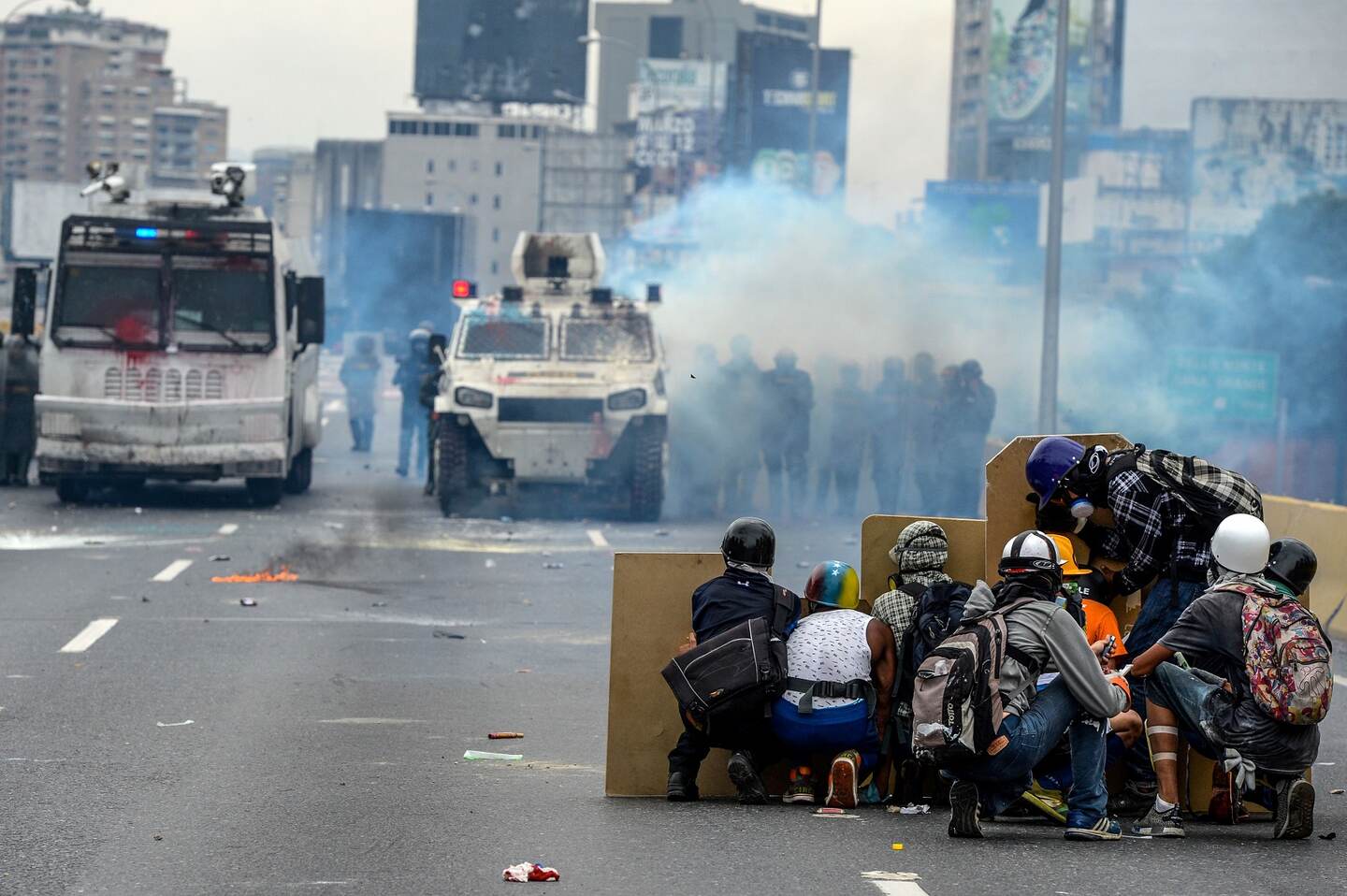 Opositores se enfrentaron el lunes, en Caracas, contra las fuerzas antimotines.