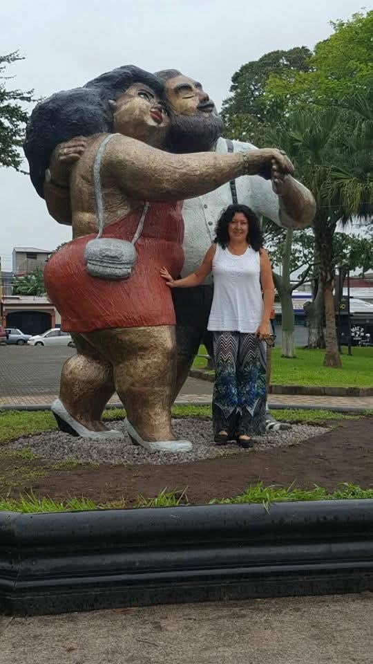 Leda Astorga con su escultura de Lahr, inaugura en 2001.