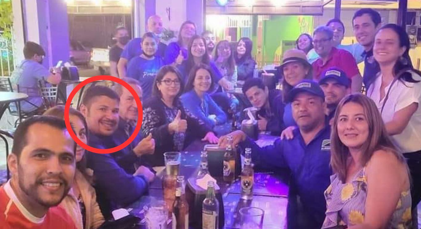 Christian Arce Carranza, financista la campaña de Rodrigo Chaves, junto a Calixto Chaves. En la imagen, también están los diputados Manuel Morales (a la derecha, de pie) y Paola Nájera (al fondo, de pie).