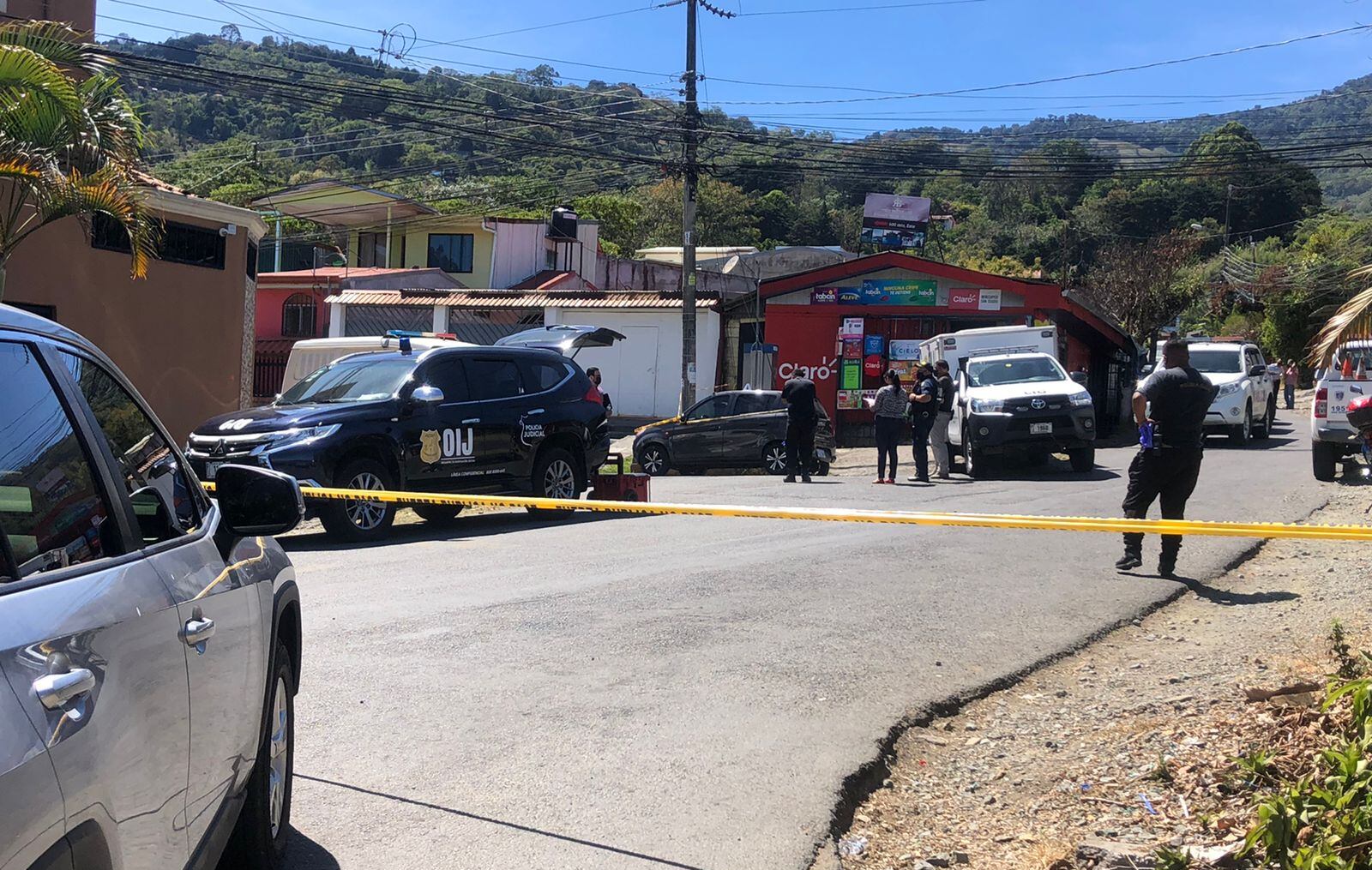 En Salitrillos de Aserrí, la Fuerza Pública y agentes del OIJ atendieron la emergencia donde se detuvo al sospechoso del asesinato y a otra persona que estaba con él. Foto: Cortesía para LN.