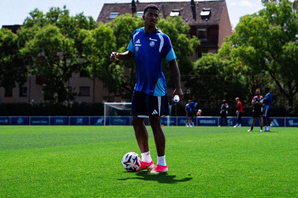 Jeyland Mitchell controla un balón en la primera práctica con el Racing de Estrasburgo.